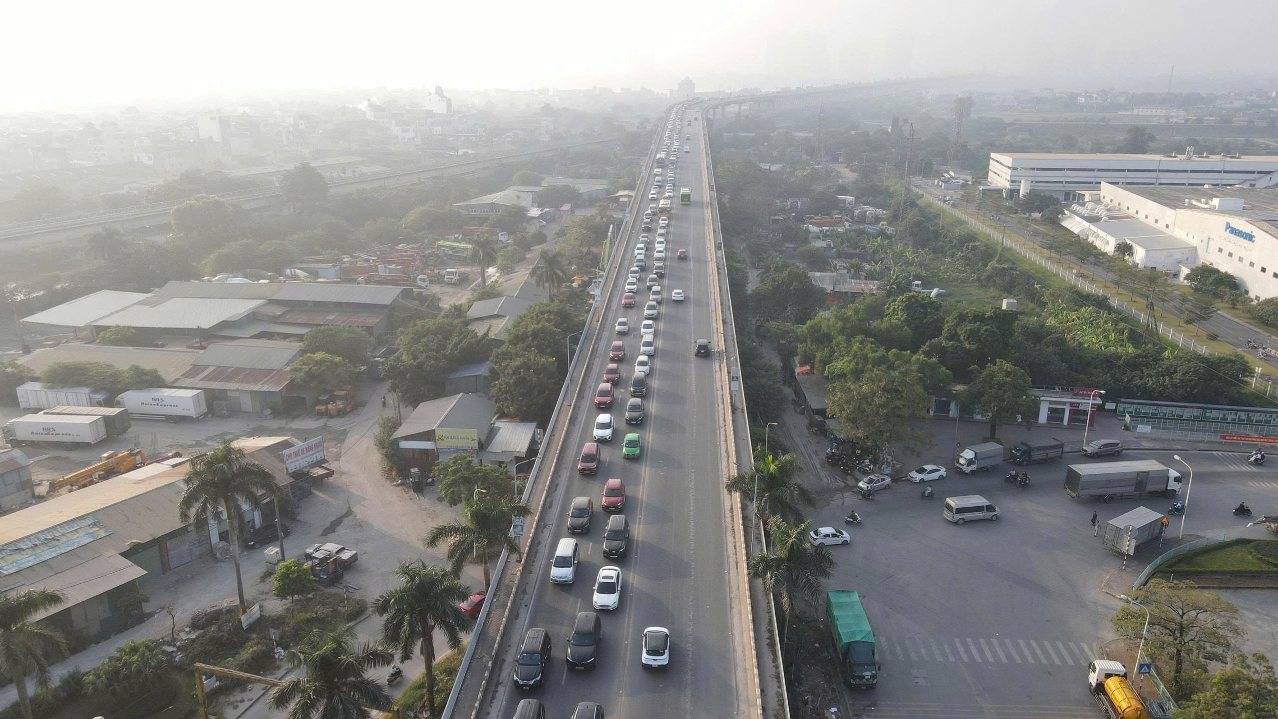 Hà Nội thông xe sớm cầu Thăng Long, xe tải và xe khách được lưu thông trở lại - Ảnh 1.