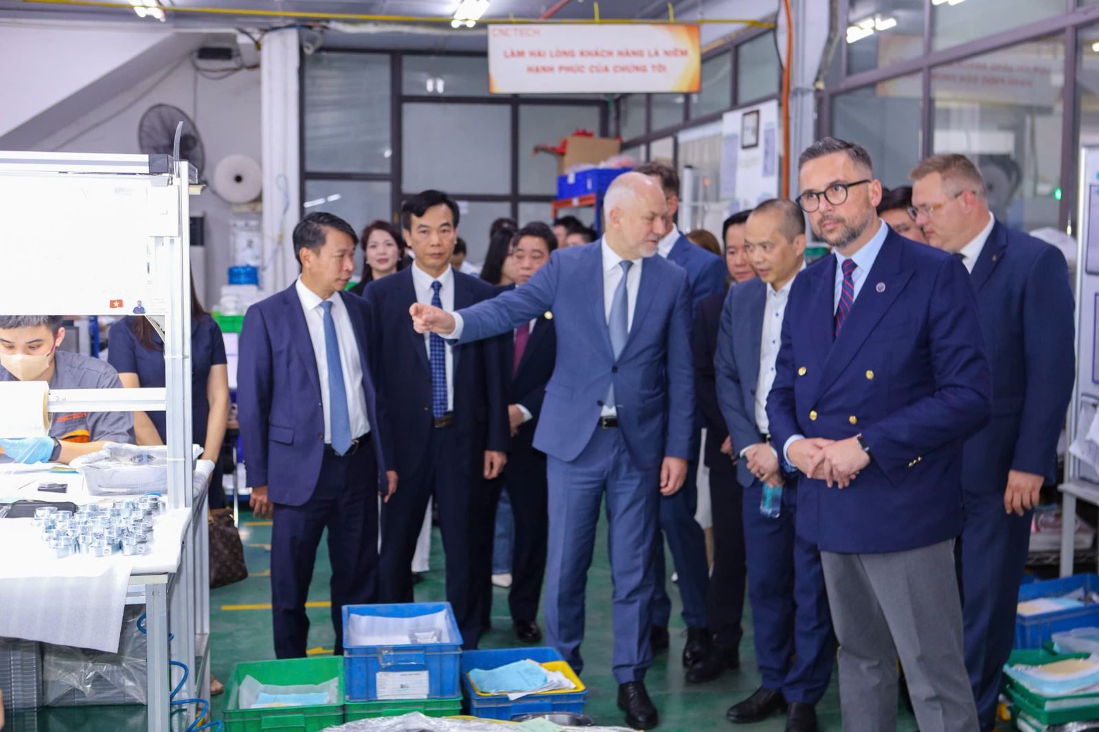 Đo&agrave;n đại biểu cấp cao Ba Lan tham quan thực tế tại tổ hợp c&ocirc;ng nghệ cao CNCTech- Ảnh 4.