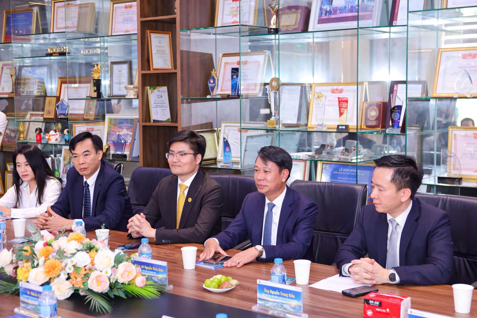 Đo&agrave;n đại biểu cấp cao Ba Lan tham quan thực tế tại tổ hợp c&ocirc;ng nghệ cao CNCTech- Ảnh 1.