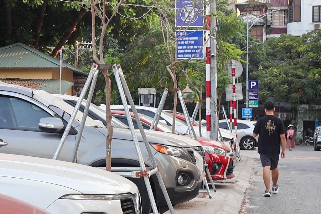 Cảnh s&aacute;t H&agrave; Nội xử l&yacute; nhiều điểm tr&ocirc;ng giữ xe vi phạm, để &ocirc; t&ocirc; chiếm vỉa h&egrave;- Ảnh 4.