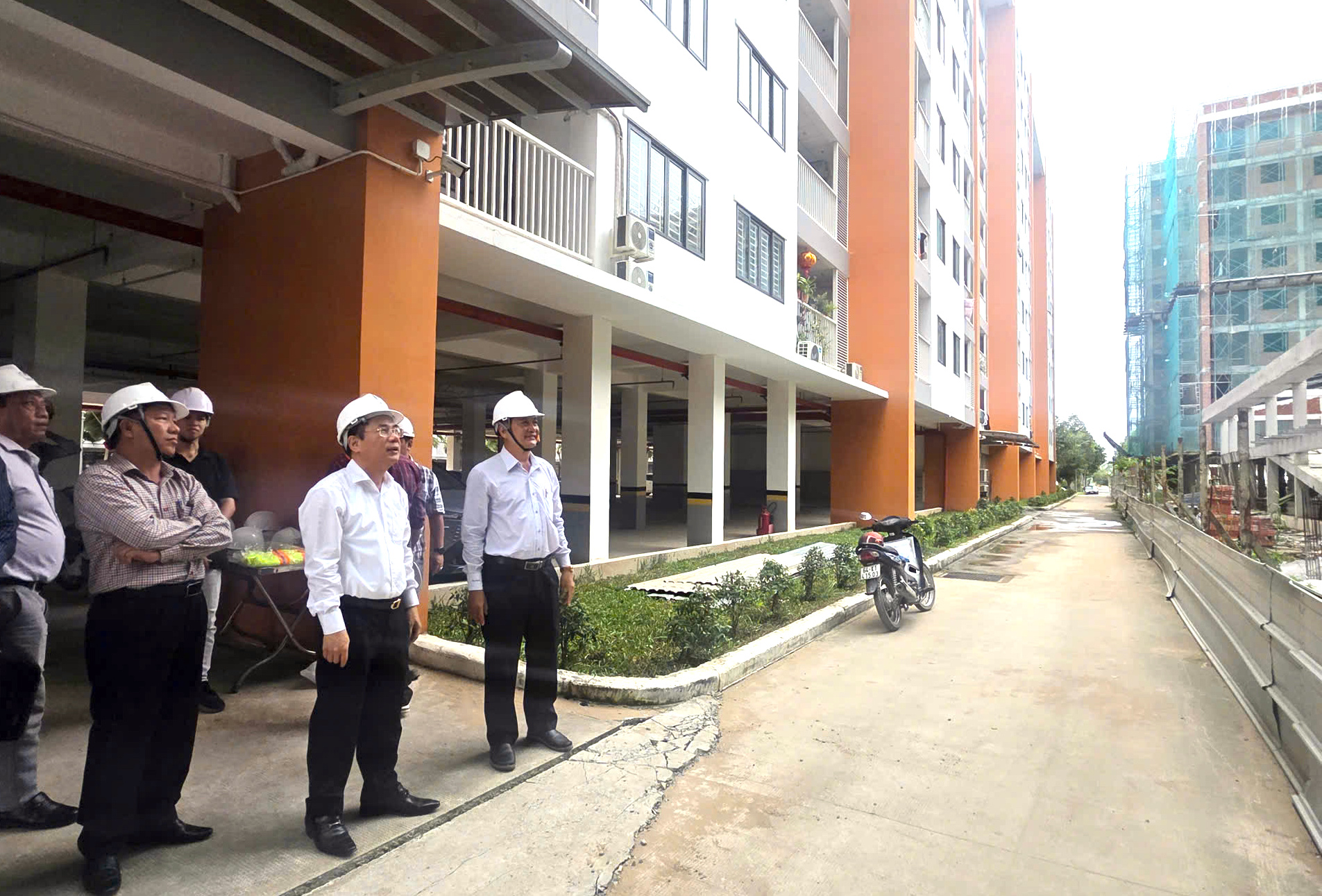 Thứ trưởng Nguyễn Văn Sinh y&ecirc;u cầu đẩy nhanh tiến độ nh&agrave; ở x&atilde; hội tại Cần Thơ- Ảnh 2.