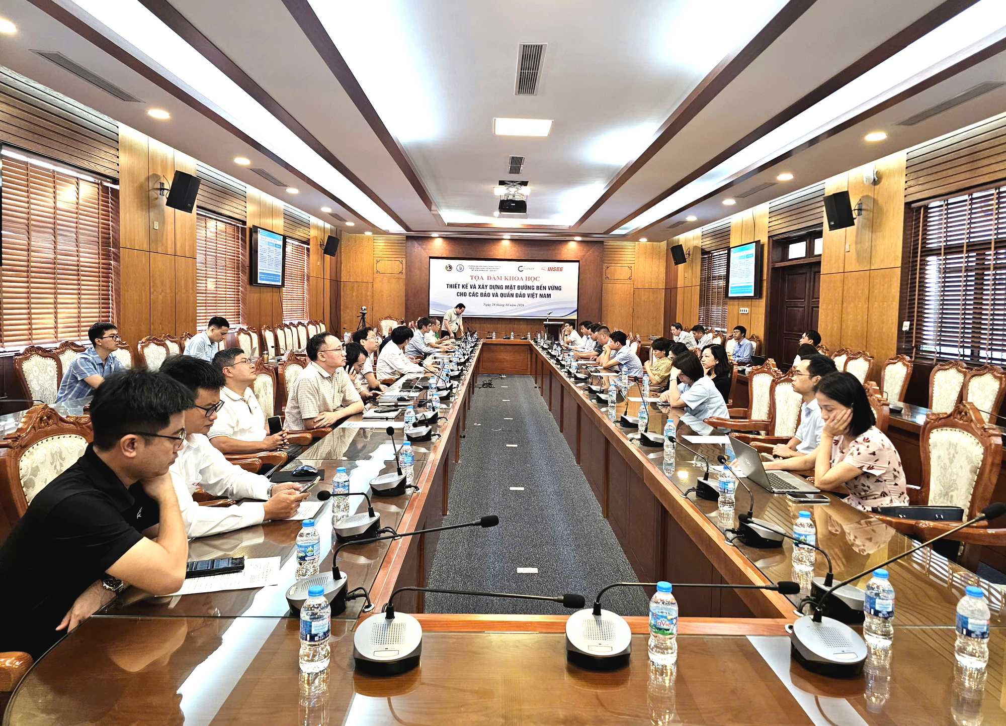 Xây dựng mặt đường chống chịu với khí hậu biển đảo - Ảnh 1.