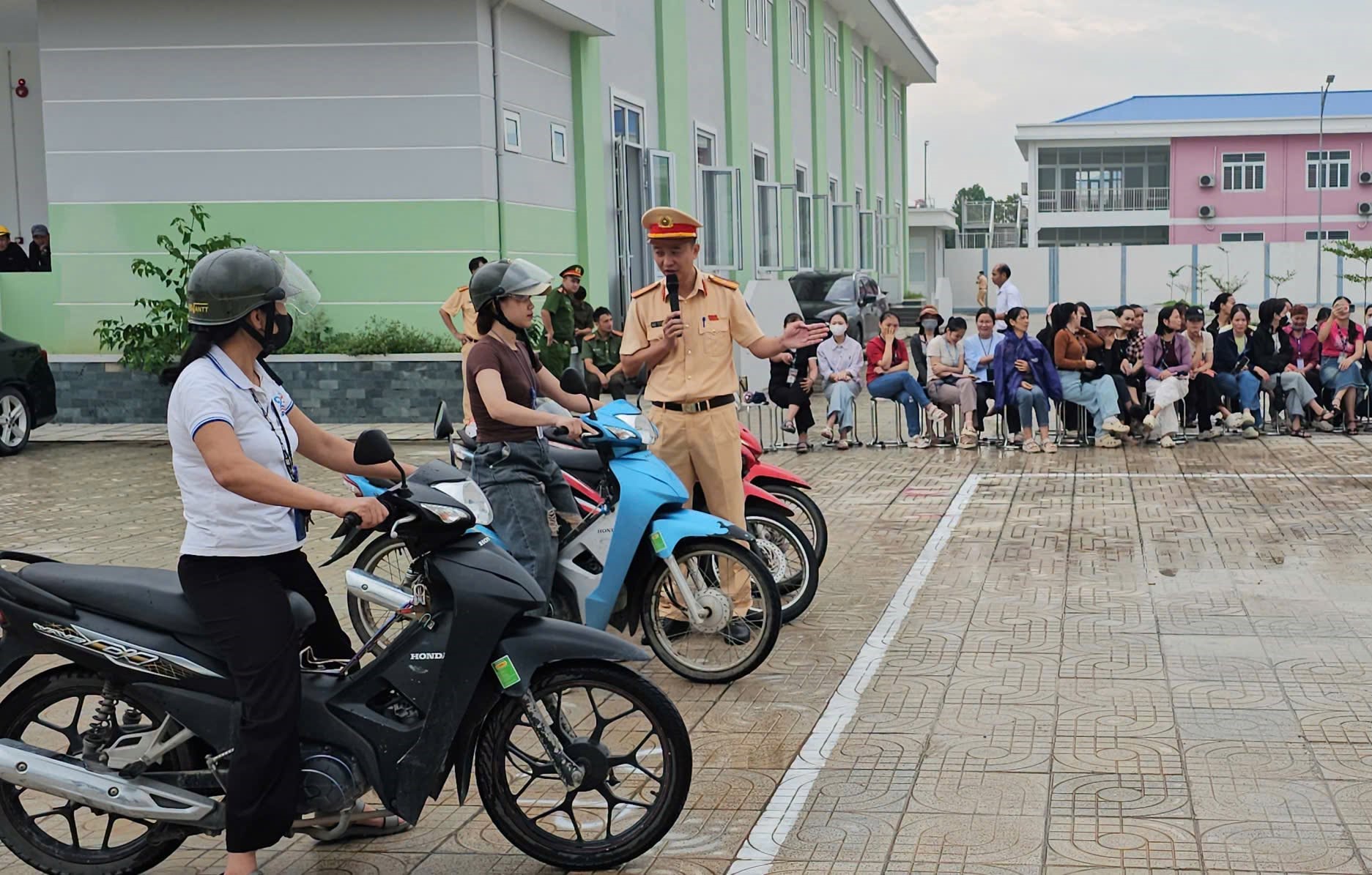 Thanh Ho&aacute;: Gần 1.000 c&ocirc;ng nh&acirc;n được đ&agrave;o tạo kỹ năng l&aacute;i xe an to&agrave;n- Ảnh 2.