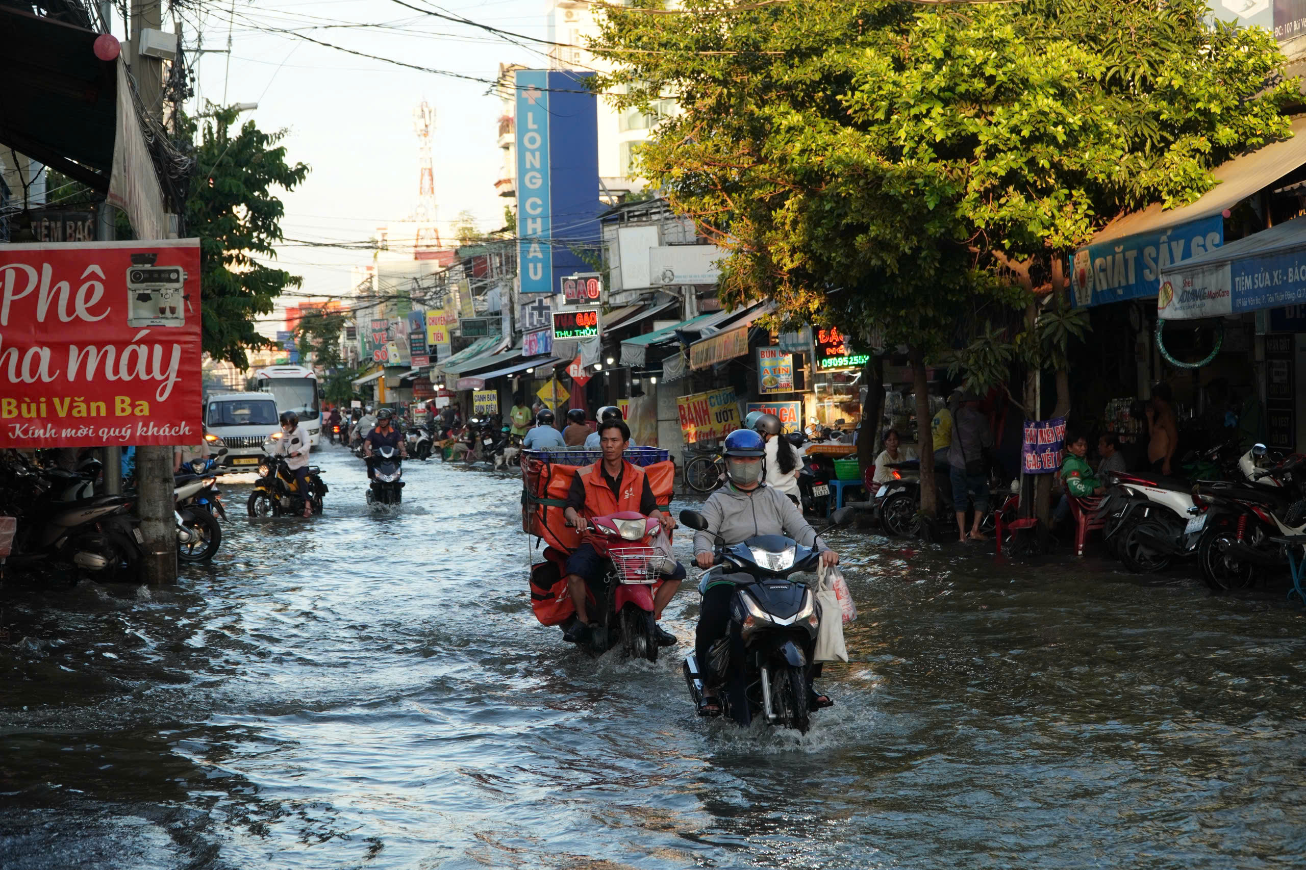 Triều cường g&acirc;y ngập nhiều tuyến đường TP.HCM, người d&acirc;n chật vật đi l&agrave;m- Ảnh 2.