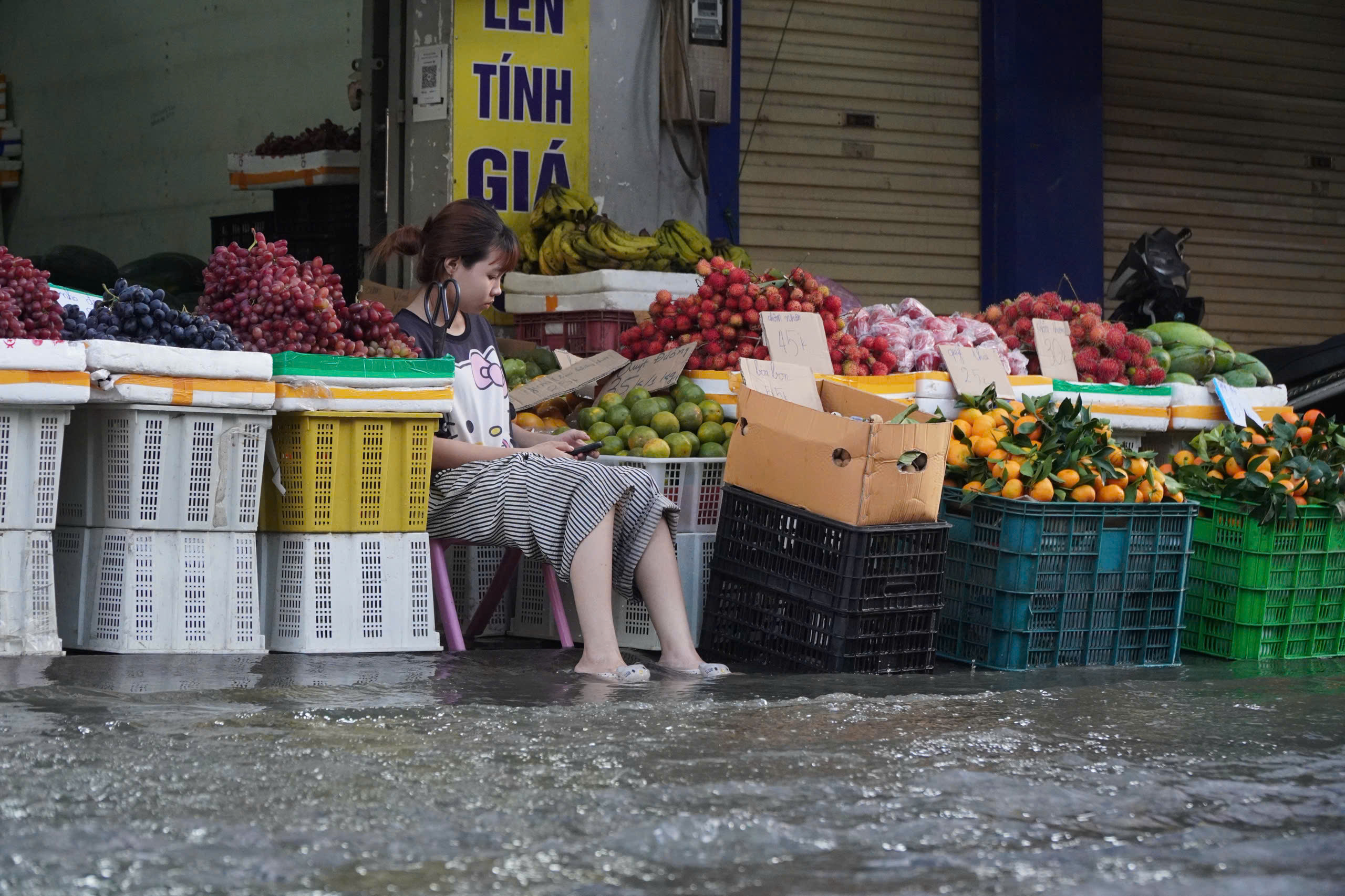Triều cường g&acirc;y ngập nhiều tuyến đường TP.HCM, người d&acirc;n chật vật đi l&agrave;m- Ảnh 6.