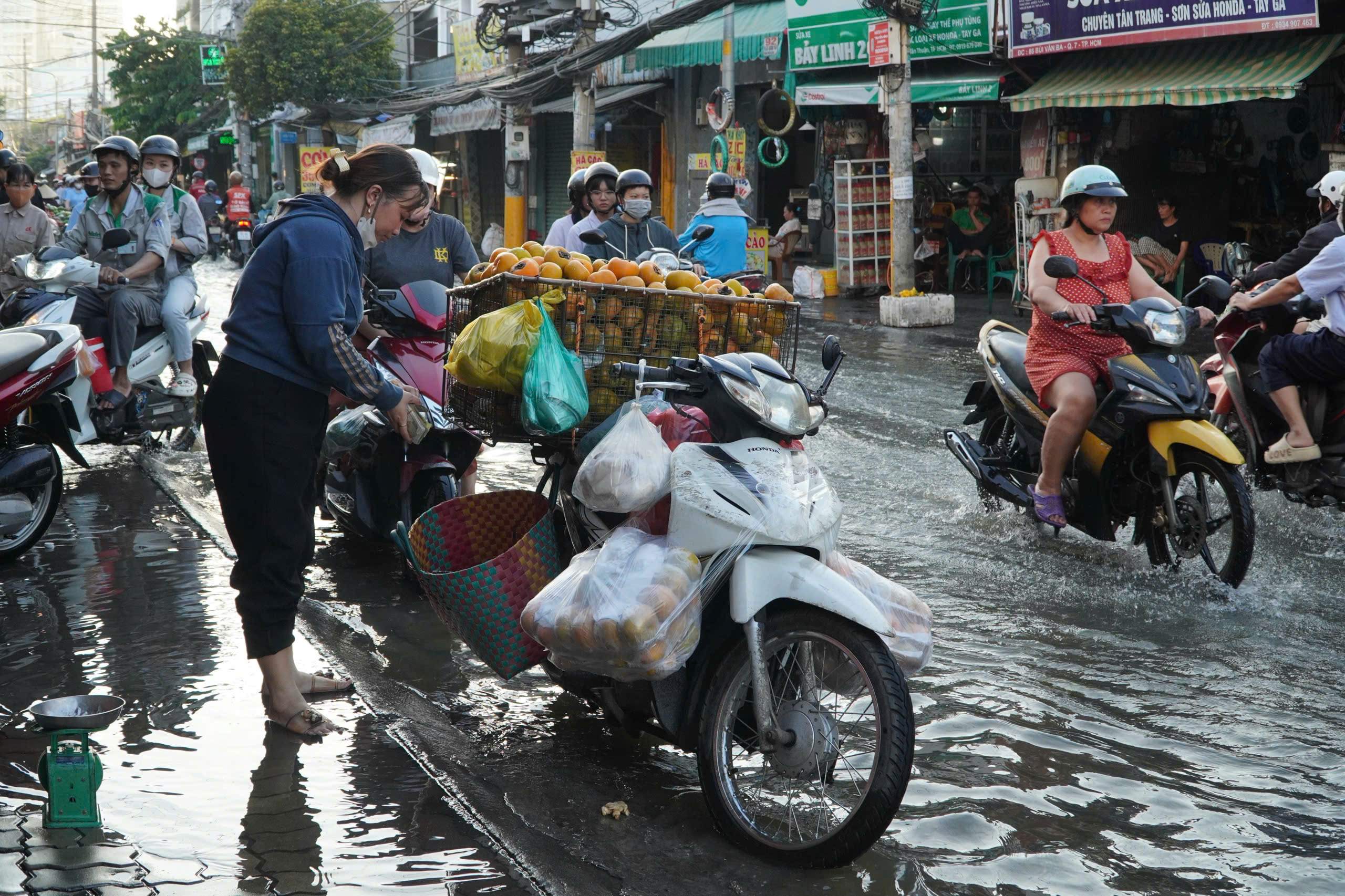 Triều cường g&acirc;y ngập nhiều tuyến đường TP.HCM, người d&acirc;n chật vật đi l&agrave;m- Ảnh 5.