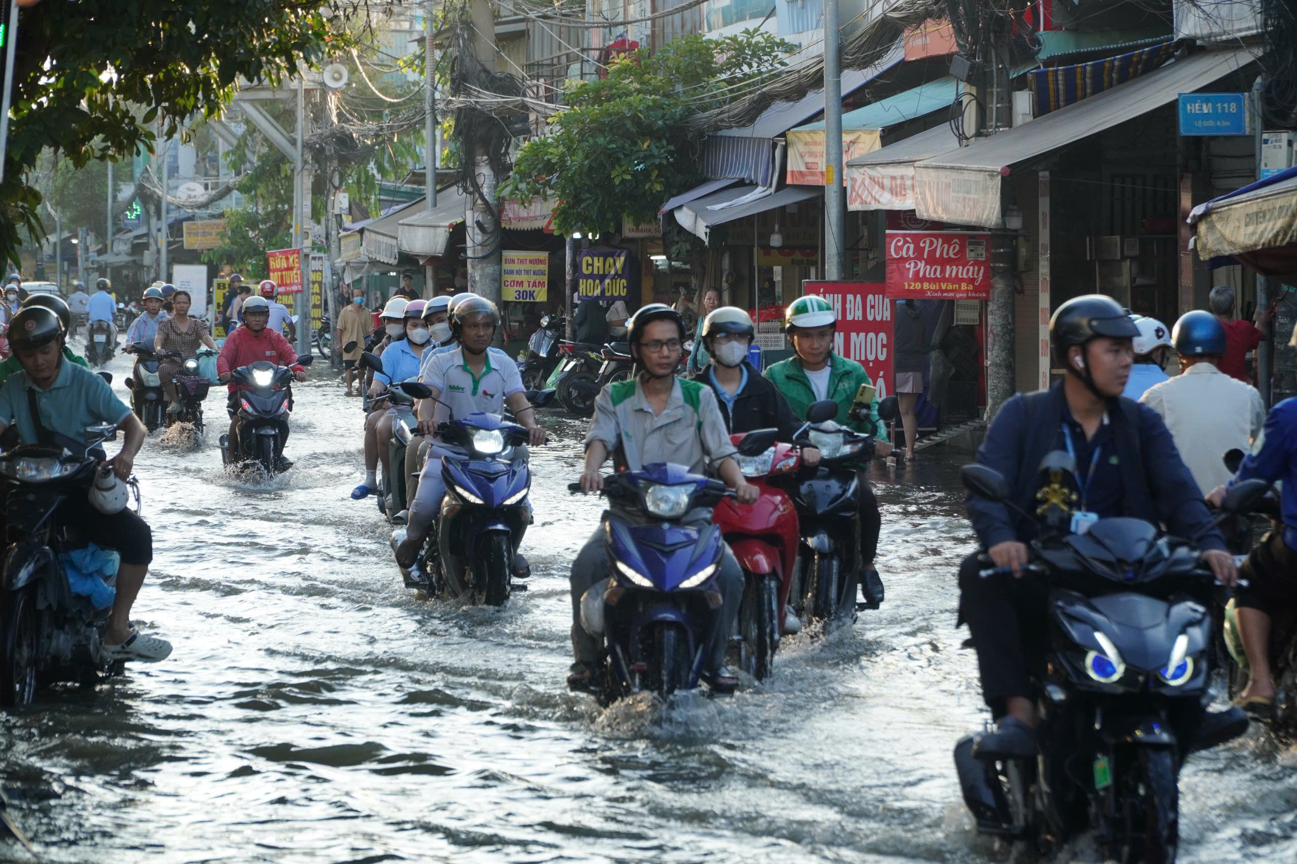 Triều cường g&acirc;y ngập nhiều tuyến đường TP.HCM, người d&acirc;n chật vật đi l&agrave;m- Ảnh 8.