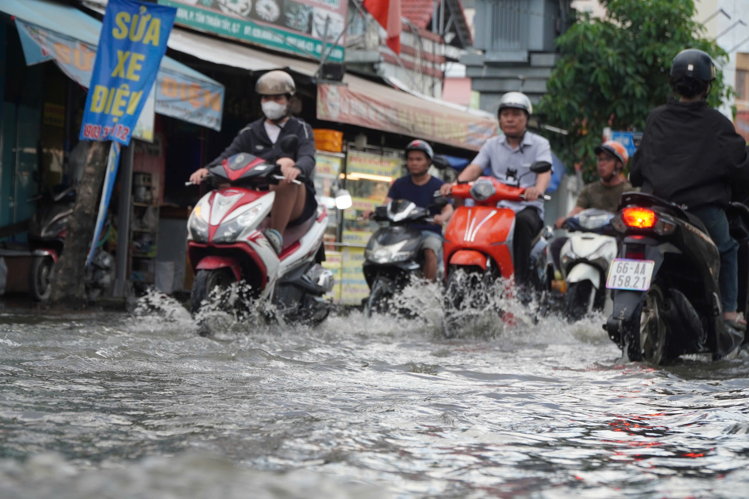 Triều cường g&acirc;y ngập nhiều tuyến đường TP.HCM, người d&acirc;n chật vật đi l&agrave;m- Ảnh 11.