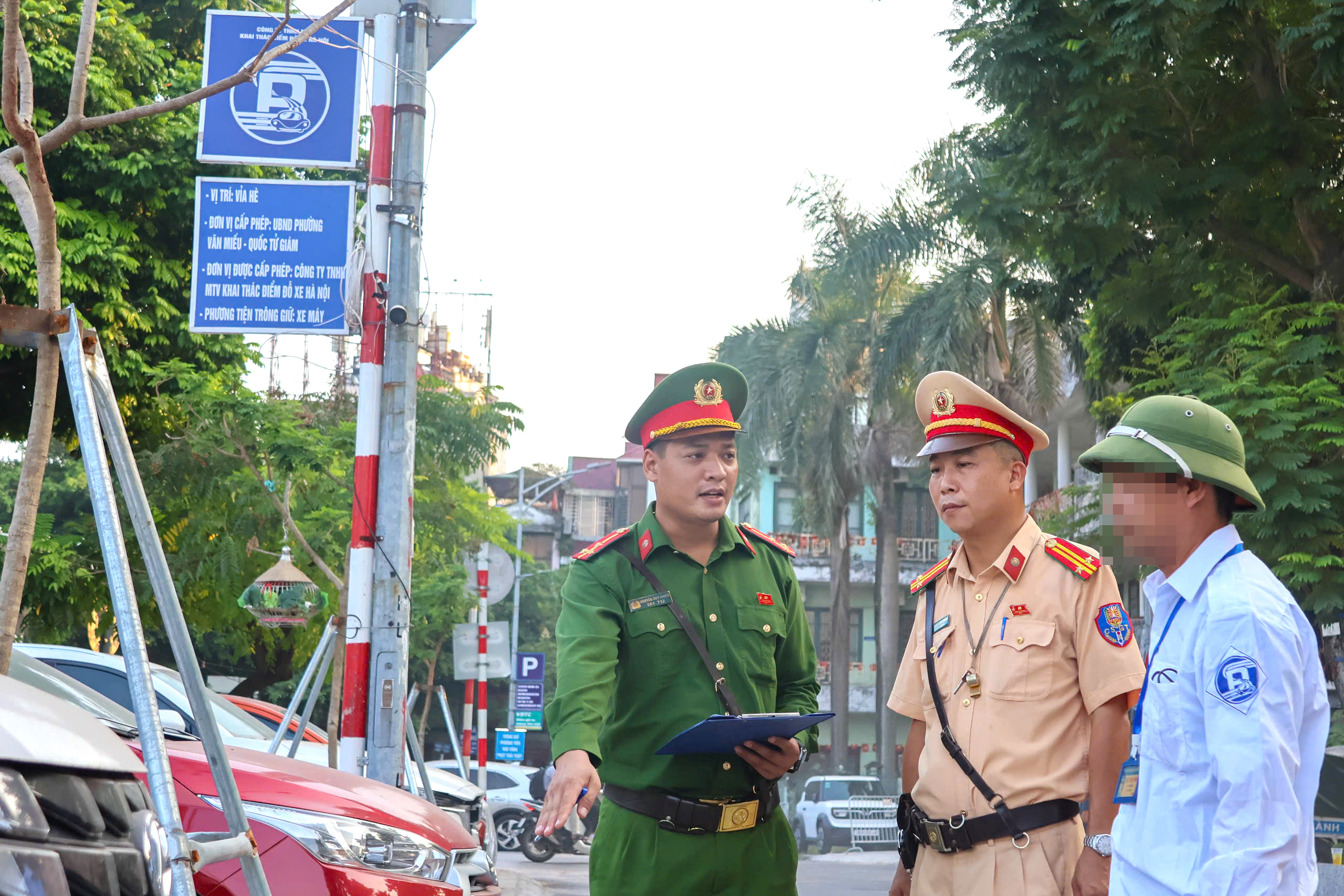 Cảnh s&aacute;t H&agrave; Nội xử l&yacute; nhiều điểm tr&ocirc;ng giữ xe vi phạm, để &ocirc; t&ocirc; chiếm vỉa h&egrave;- Ảnh 3.