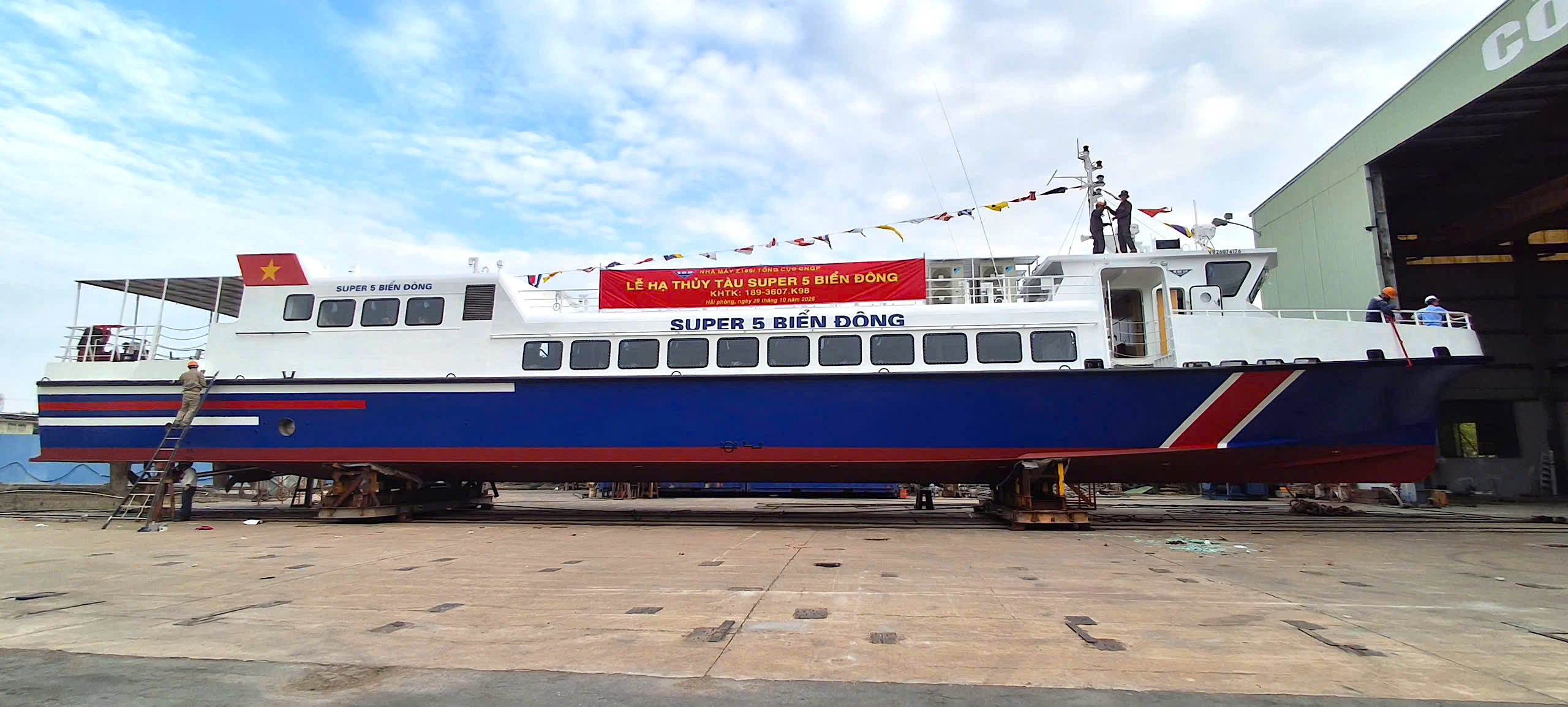 Hạ thuỷ th&ecirc;m t&agrave;u kh&aacute;ch hơn 40 tỷ đồng hoạt động tuyến Sa Kỳ - L&yacute; Sơn- Ảnh 1.