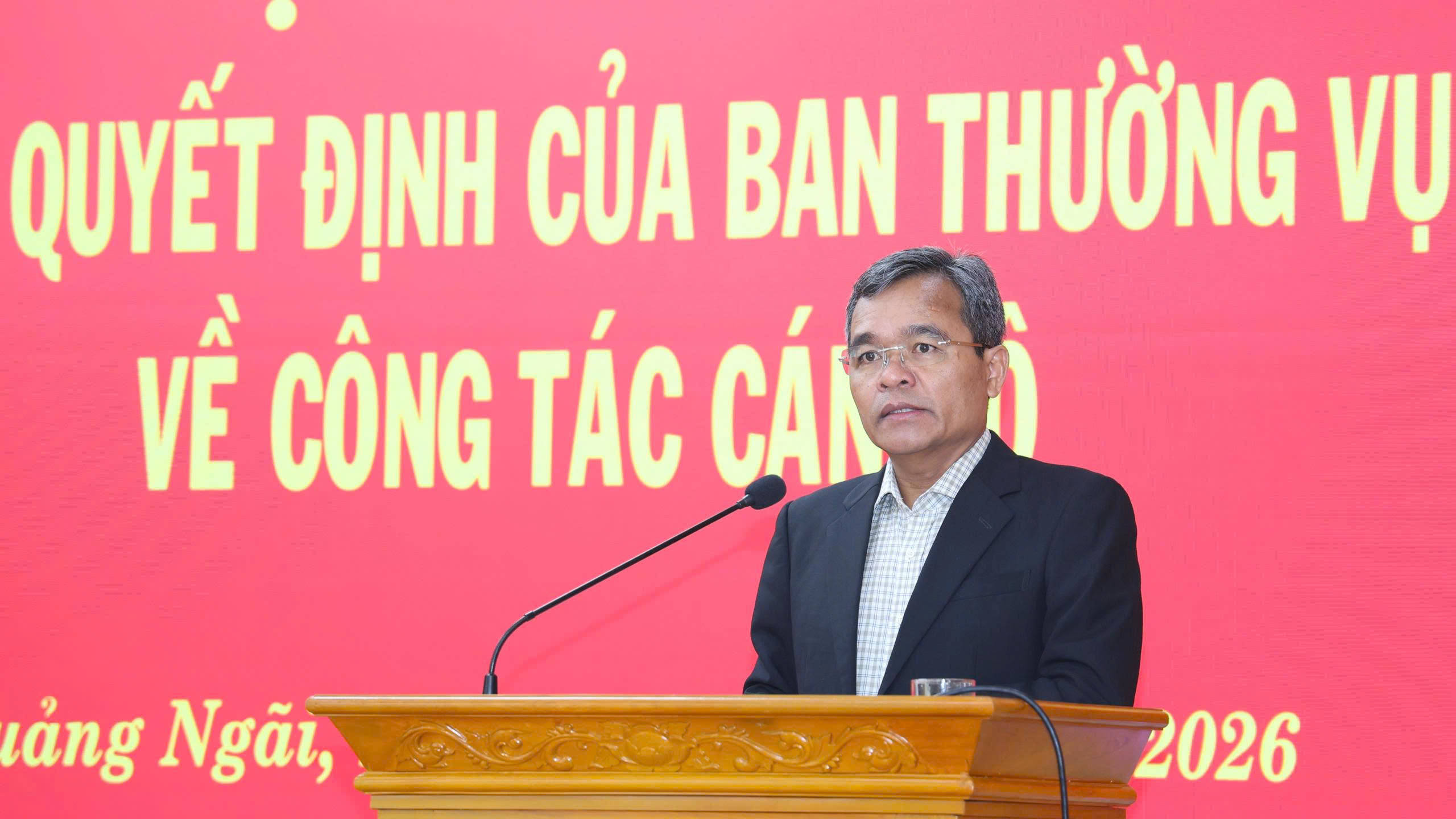 Quảng Ng&atilde;i điều động, lu&acirc;n chuyển h&agrave;ng loạt c&aacute;n bộ- Ảnh 1.