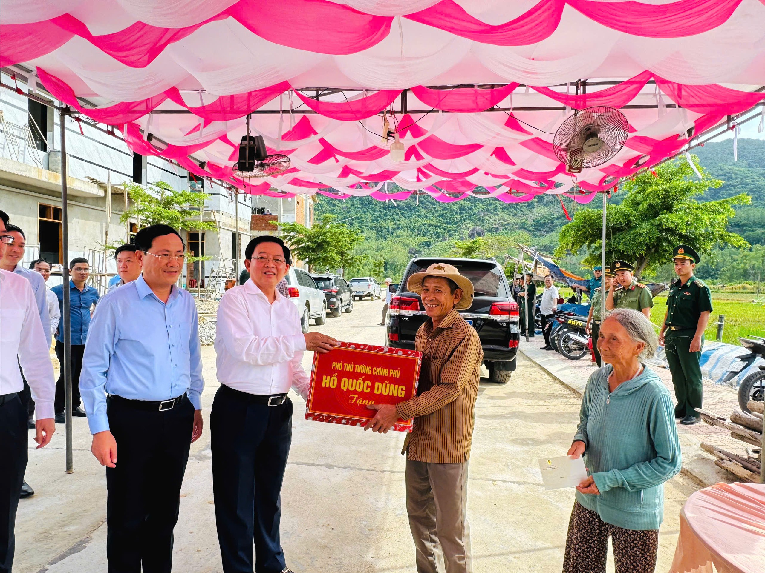 Ph&oacute; Thủ tướng Hồ Quốc Dũng thăm người d&acirc;n t&aacute;i định cư v&ugrave;ng sạt lở ở Gia Lai- Ảnh 5.