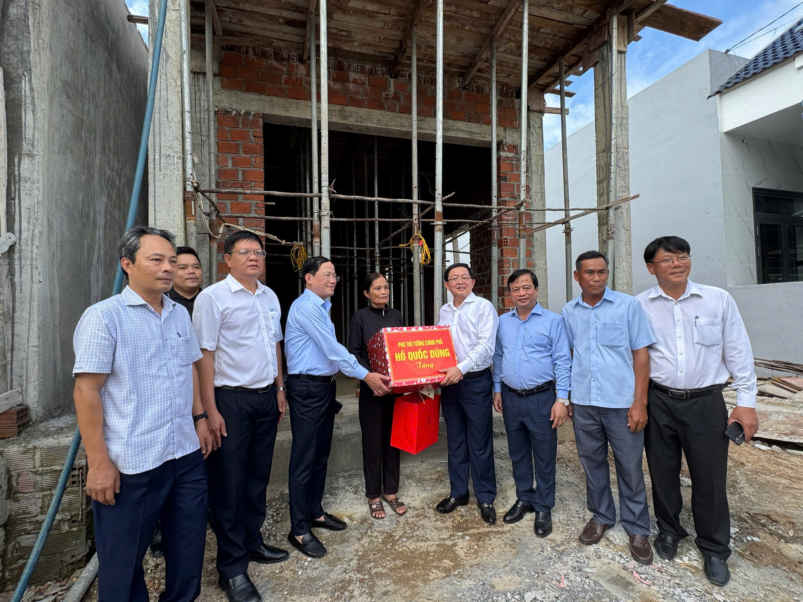 Ph&oacute; Thủ tướng Hồ Quốc Dũng thăm người d&acirc;n t&aacute;i định cư v&ugrave;ng sạt lở ở Gia Lai- Ảnh 2.