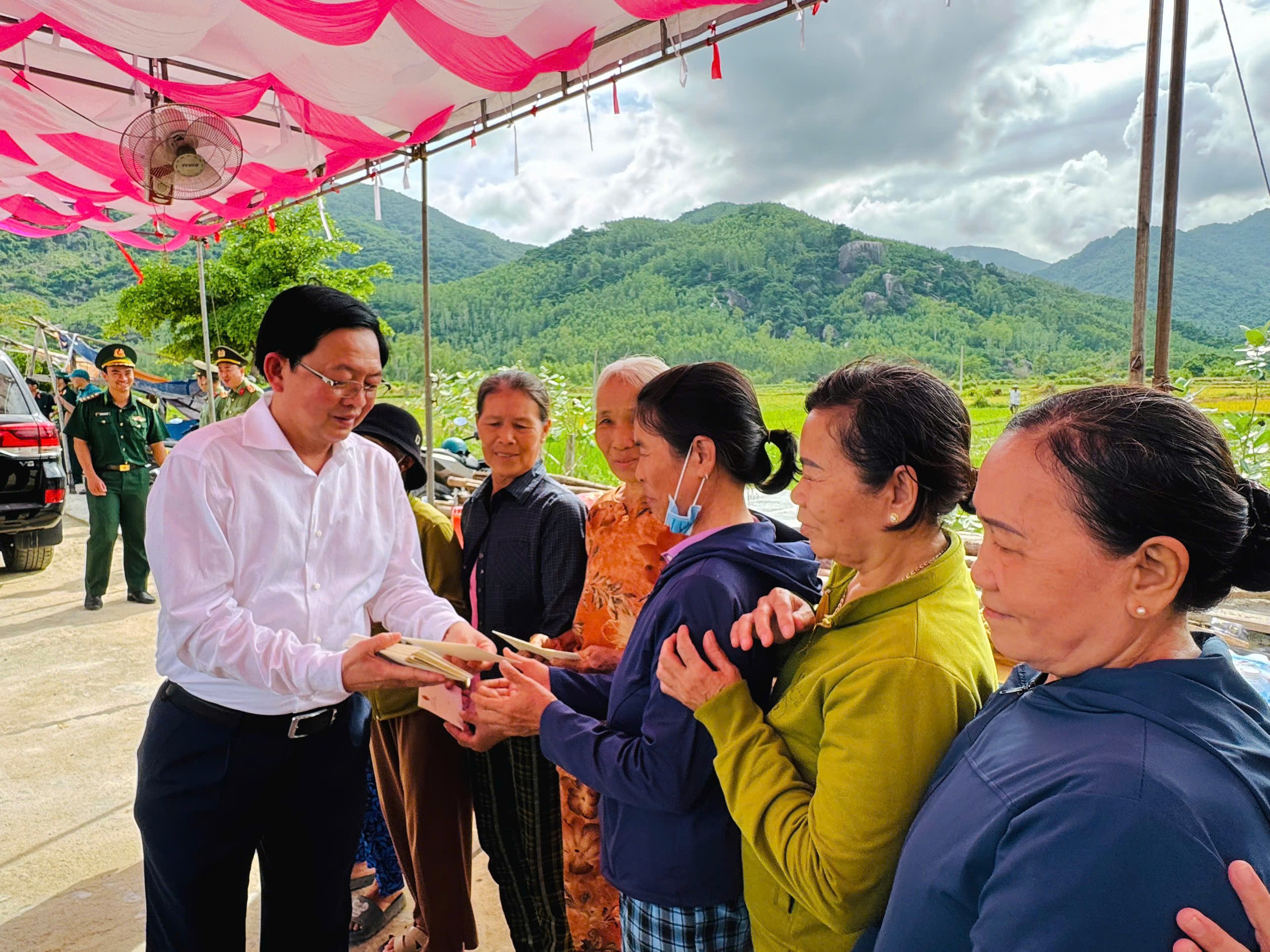 Ph&oacute; Thủ tướng Hồ Quốc Dũng thăm người d&acirc;n t&aacute;i định cư v&ugrave;ng sạt lở ở Gia Lai- Ảnh 3.