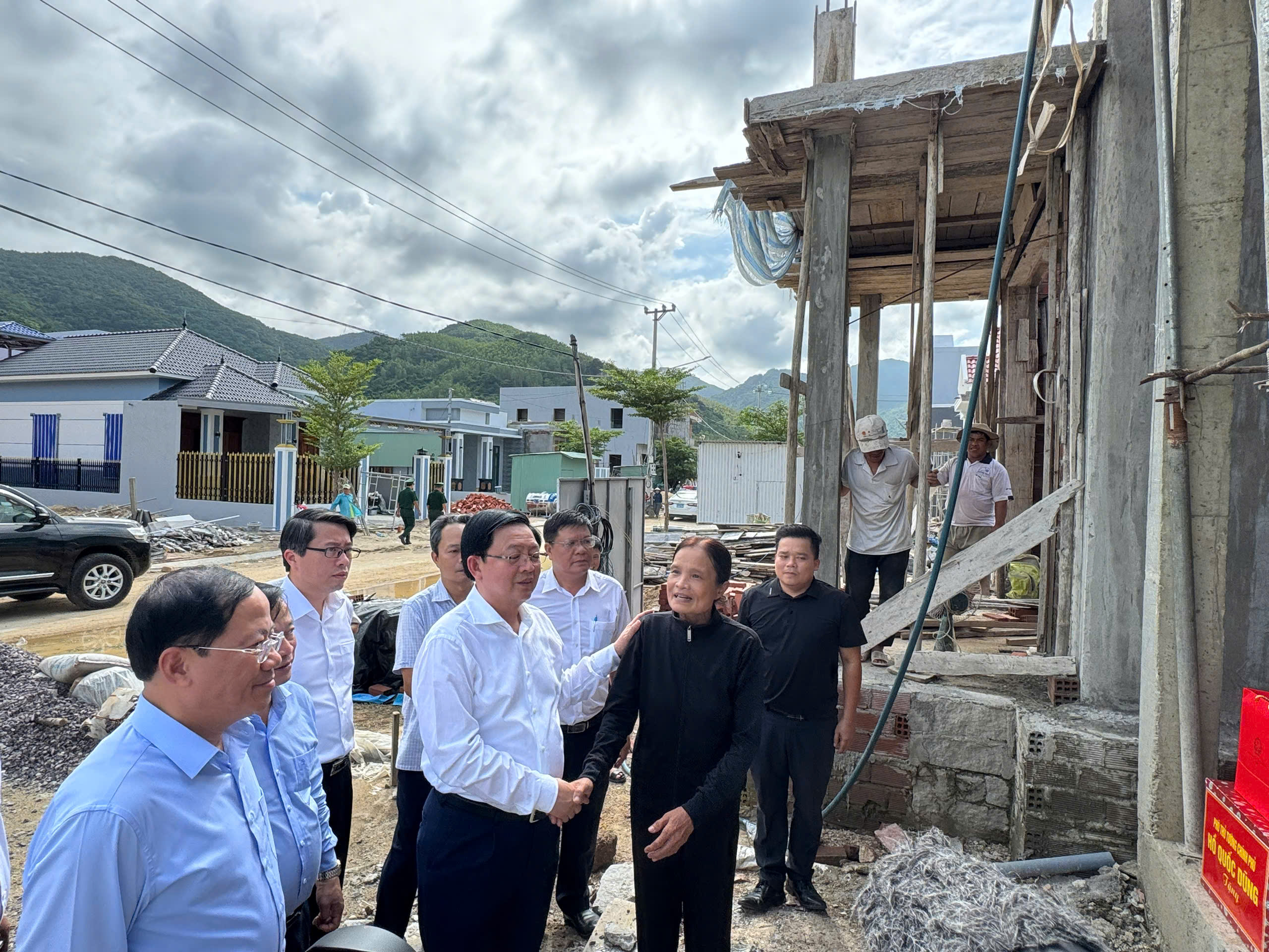 Ph&oacute; Thủ tướng Hồ Quốc Dũng thăm người d&acirc;n t&aacute;i định cư v&ugrave;ng sạt lở ở Gia Lai- Ảnh 4.