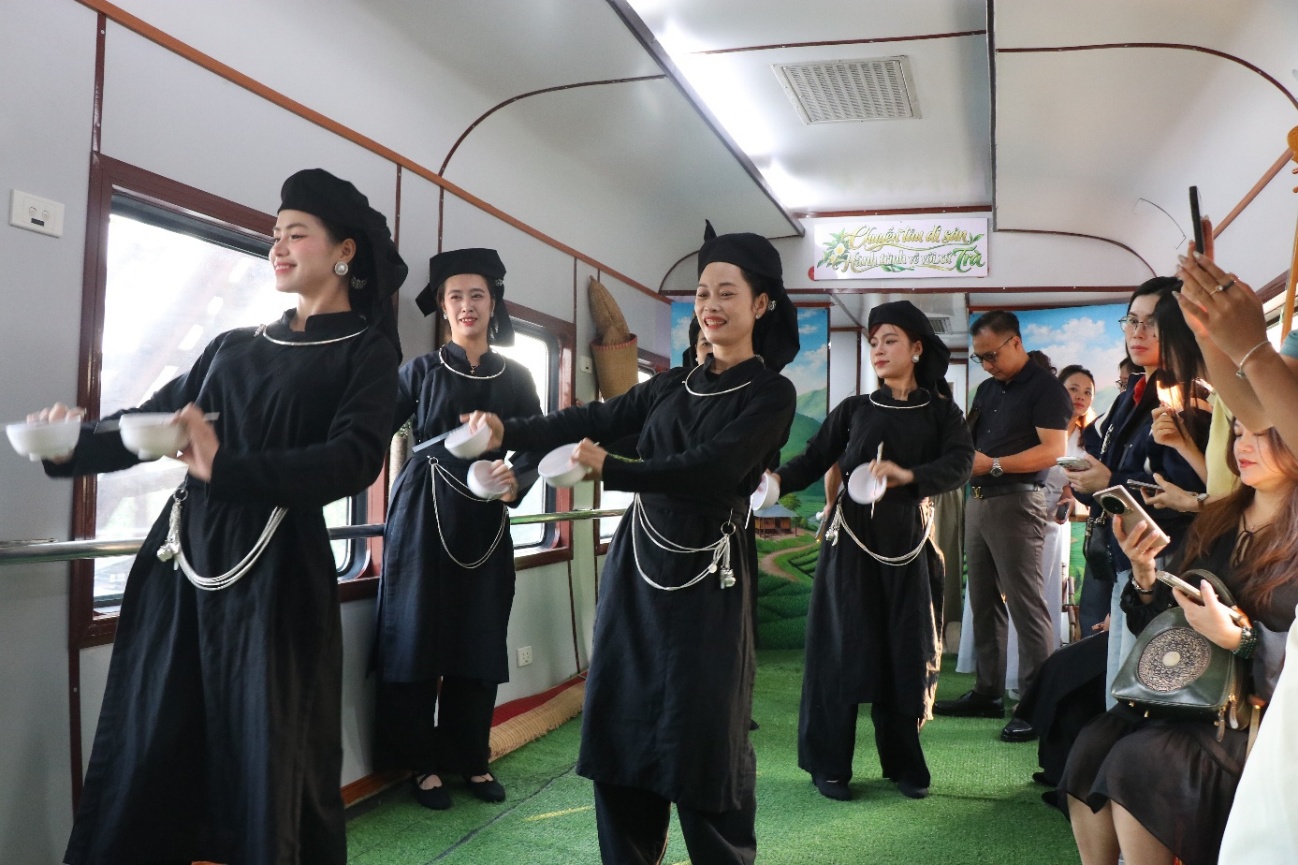 Chuyến t&agrave;u di sản v&agrave; h&agrave;nh tr&igrave;nh kh&aacute;m ph&aacute; xứ Tr&agrave;- Ảnh 5.