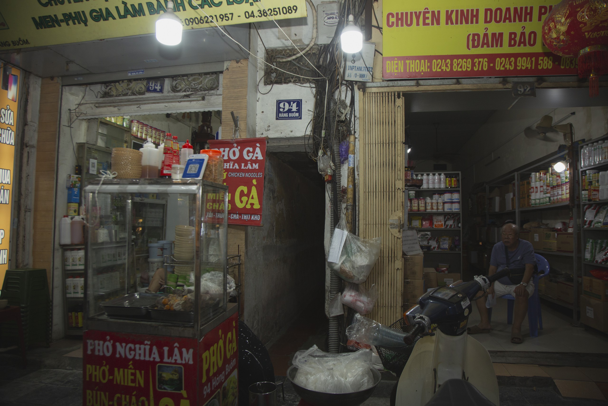 B&ecirc;n trong những căn nh&agrave; chưa đầy 5m&sup2; s&agrave;n/người ở phố cổ H&agrave; Nội - Ảnh 1.