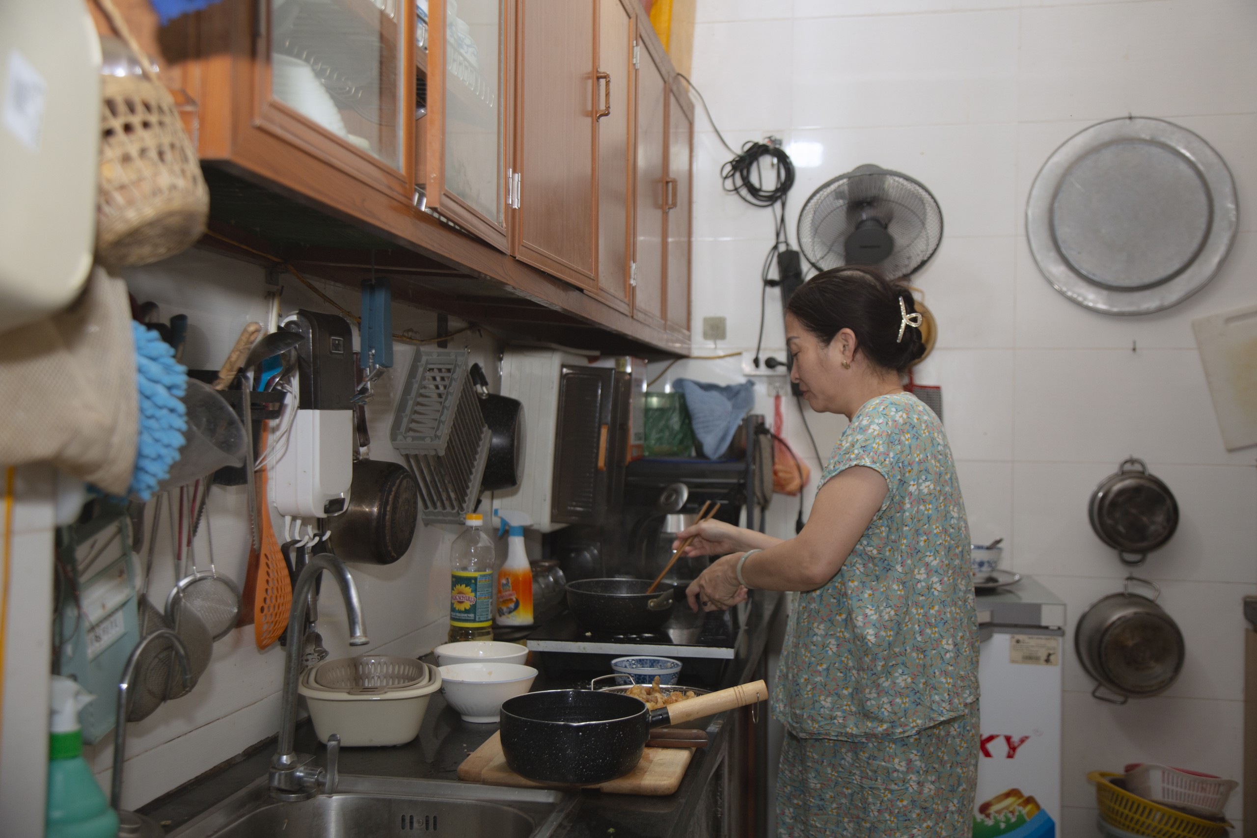 B&ecirc;n trong những căn nh&agrave; chưa đầy 5m&sup2; s&agrave;n/người ở phố cổ H&agrave; Nội - Ảnh 7.
