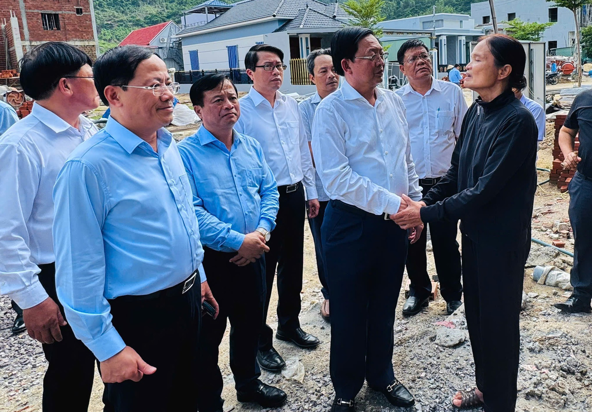Ph&oacute; Thủ tướng Hồ Quốc Dũng thăm người d&acirc;n t&aacute;i định cư v&ugrave;ng sạt lở ở Gia Lai- Ảnh 1.
