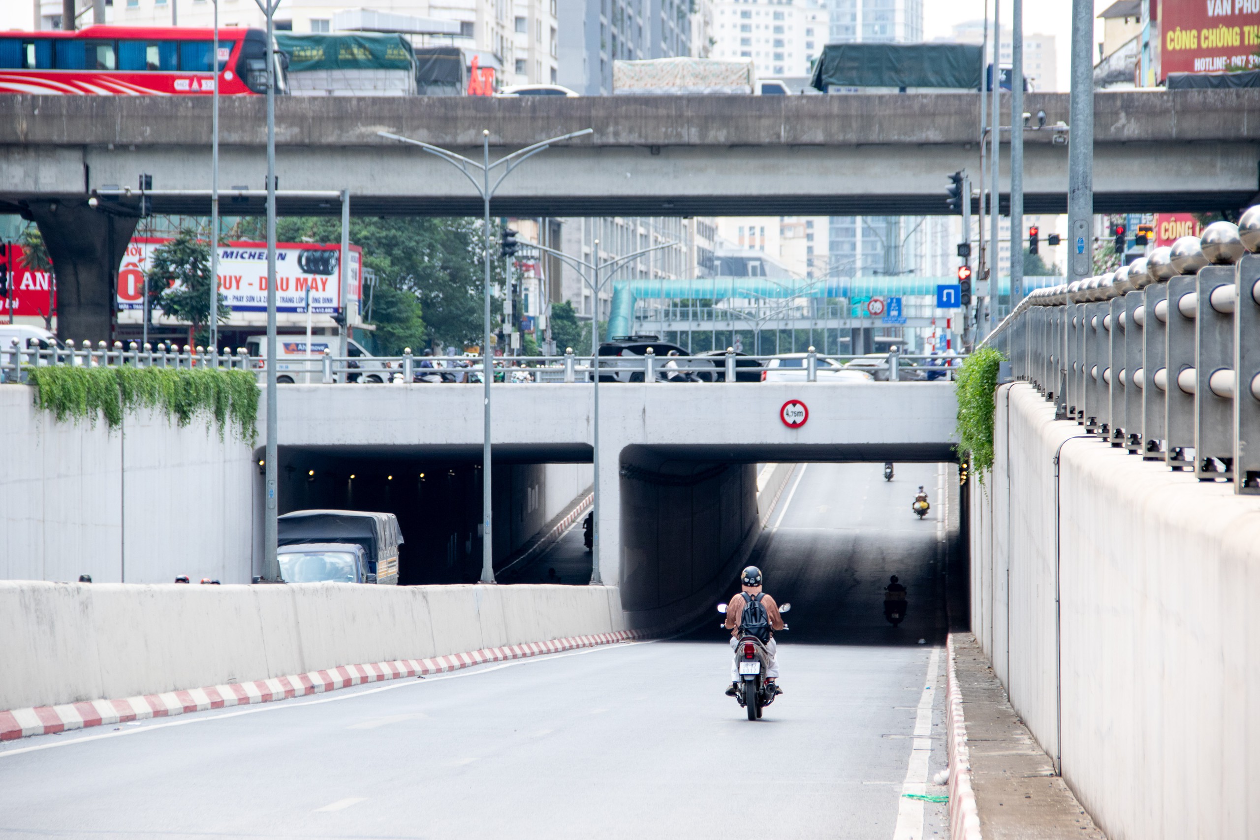 Hà Nội phủ xanh trụ đường sắt đô thị, cầu vượt và hầm chui- Ảnh 6.
