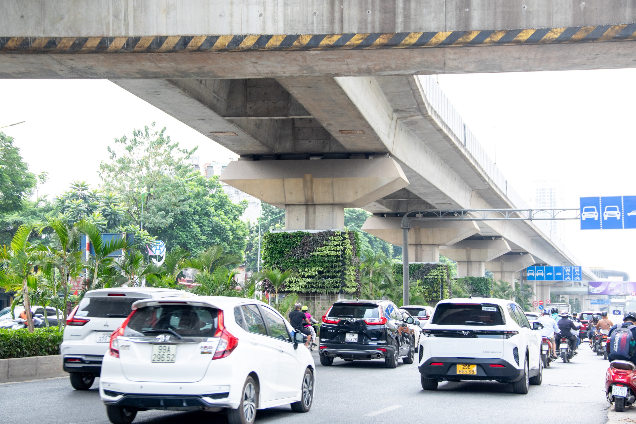 Hà Nội phủ xanh trụ đường sắt đô thị, cầu vượt và hầm chui- Ảnh 9.