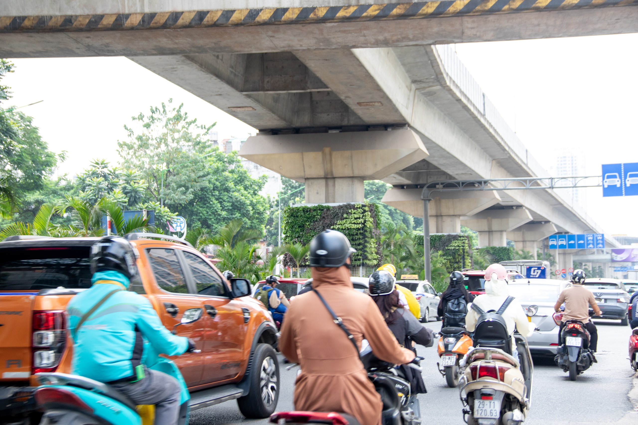 Hà Nội phủ xanh trụ đường sắt đô thị, cầu vượt và hầm chui- Ảnh 13.
