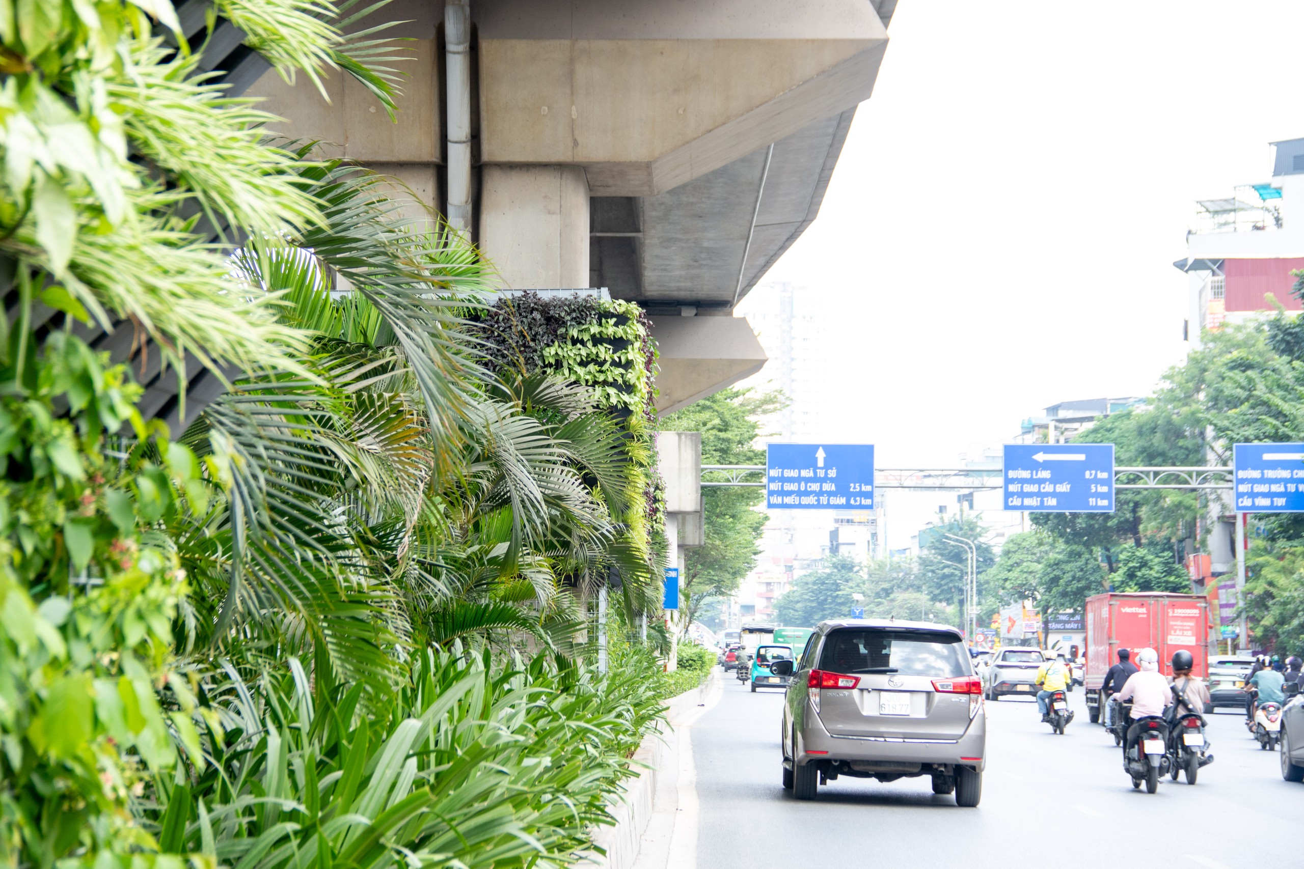 Hà Nội phủ xanh trụ đường sắt đô thị, cầu vượt và hầm chui- Ảnh 14.