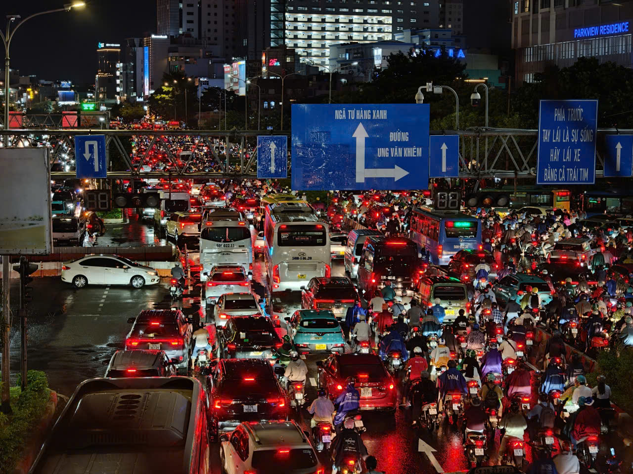 CSGT bám đường, giữ ATGT giữa cơn mưa lớn tại TP.HCM- Ảnh 1.