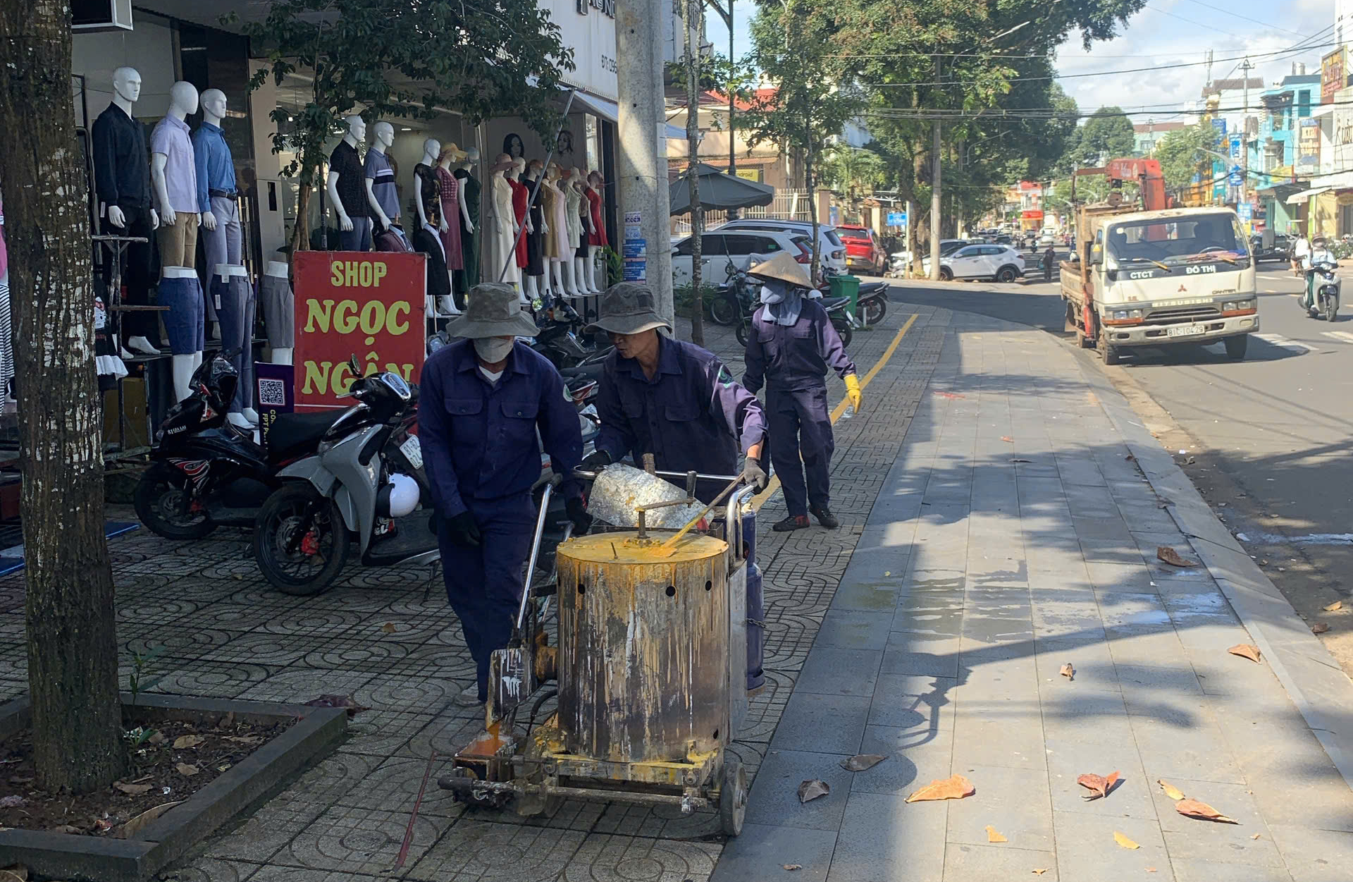 Gia Lai: Kẻ vạch ph&acirc;n khu vực vỉa h&egrave; đ&ocirc; thị hạn chế lấn chiếm kinh doanh- Ảnh 2.