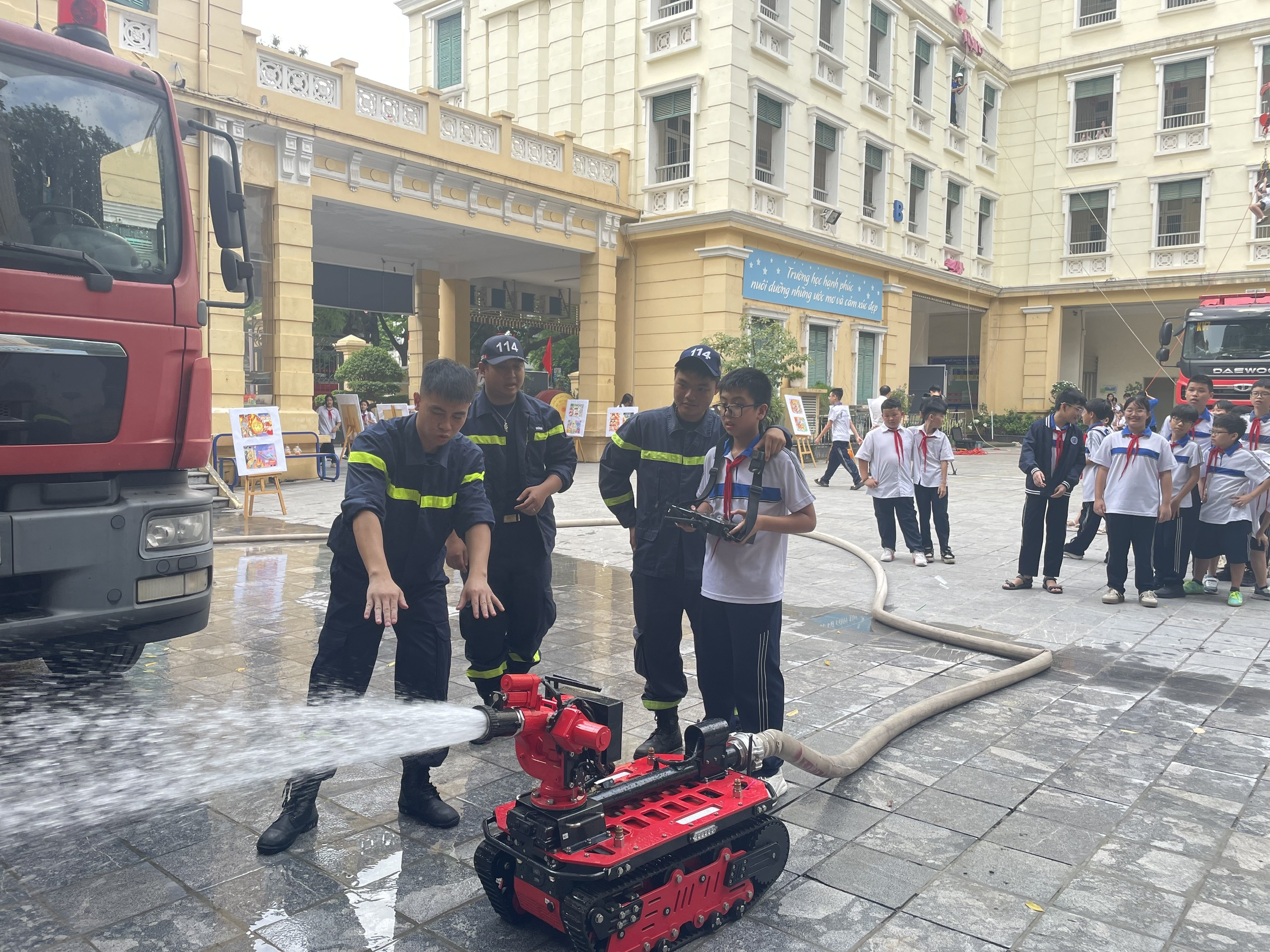 H&agrave; Nội: Trường học tăng cường gi&aacute;o dục, thực h&agrave;nh kỹ năng an to&agrave;n cho học sinh- Ảnh 12.