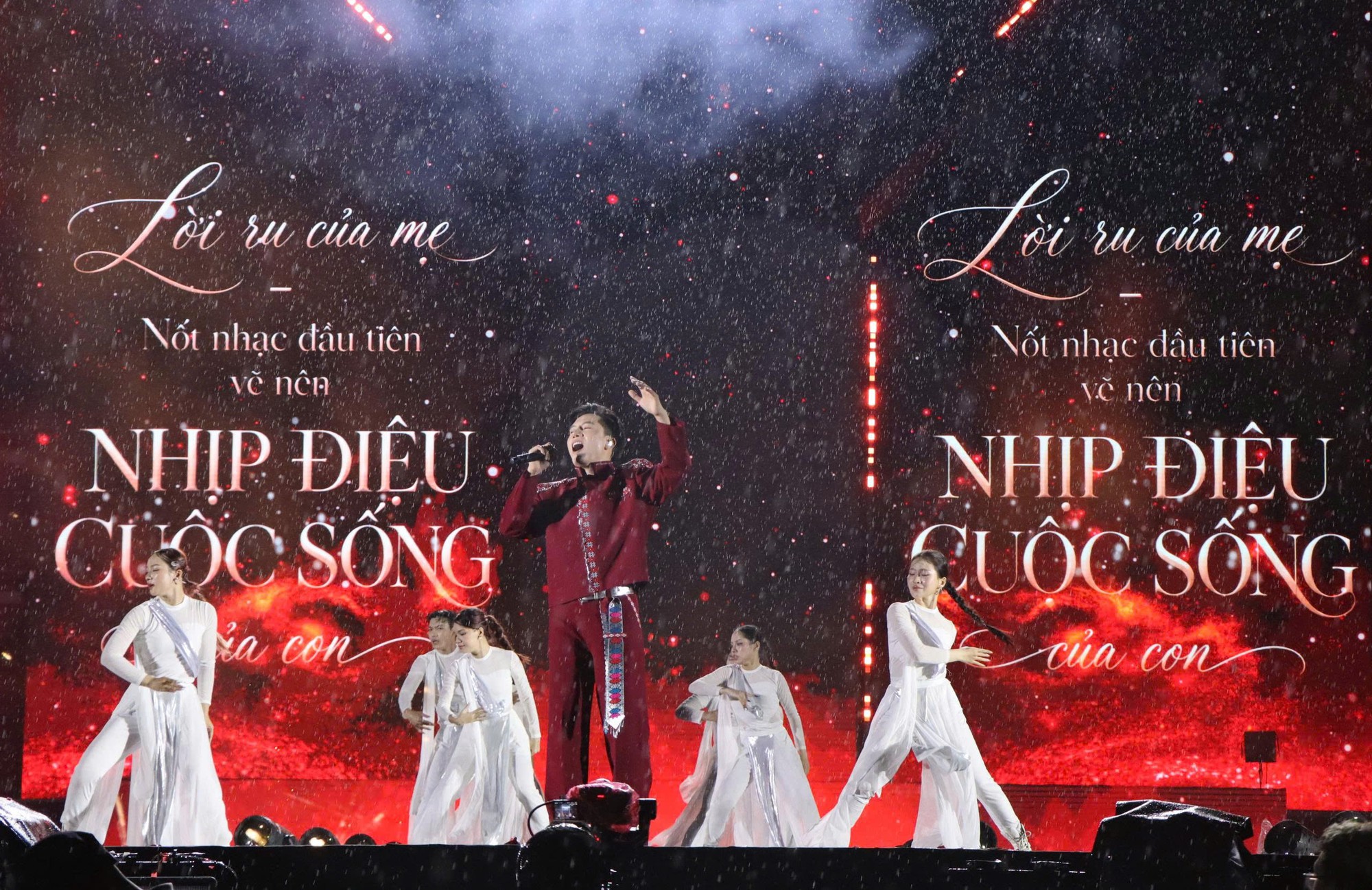 Lai Ch&acirc;u: H&agrave;ng ngh&igrave;n kh&aacute;n giả h&ograve;a m&igrave;nh trong đ&ecirc;m đại nhạc hội Viettel Y-Fest 2026 - Ảnh 4.