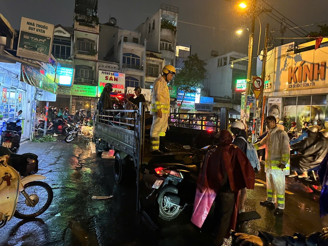 CSGT bám đường, giữ ATGT giữa cơn mưa lớn tại TP.HCM- Ảnh 10.