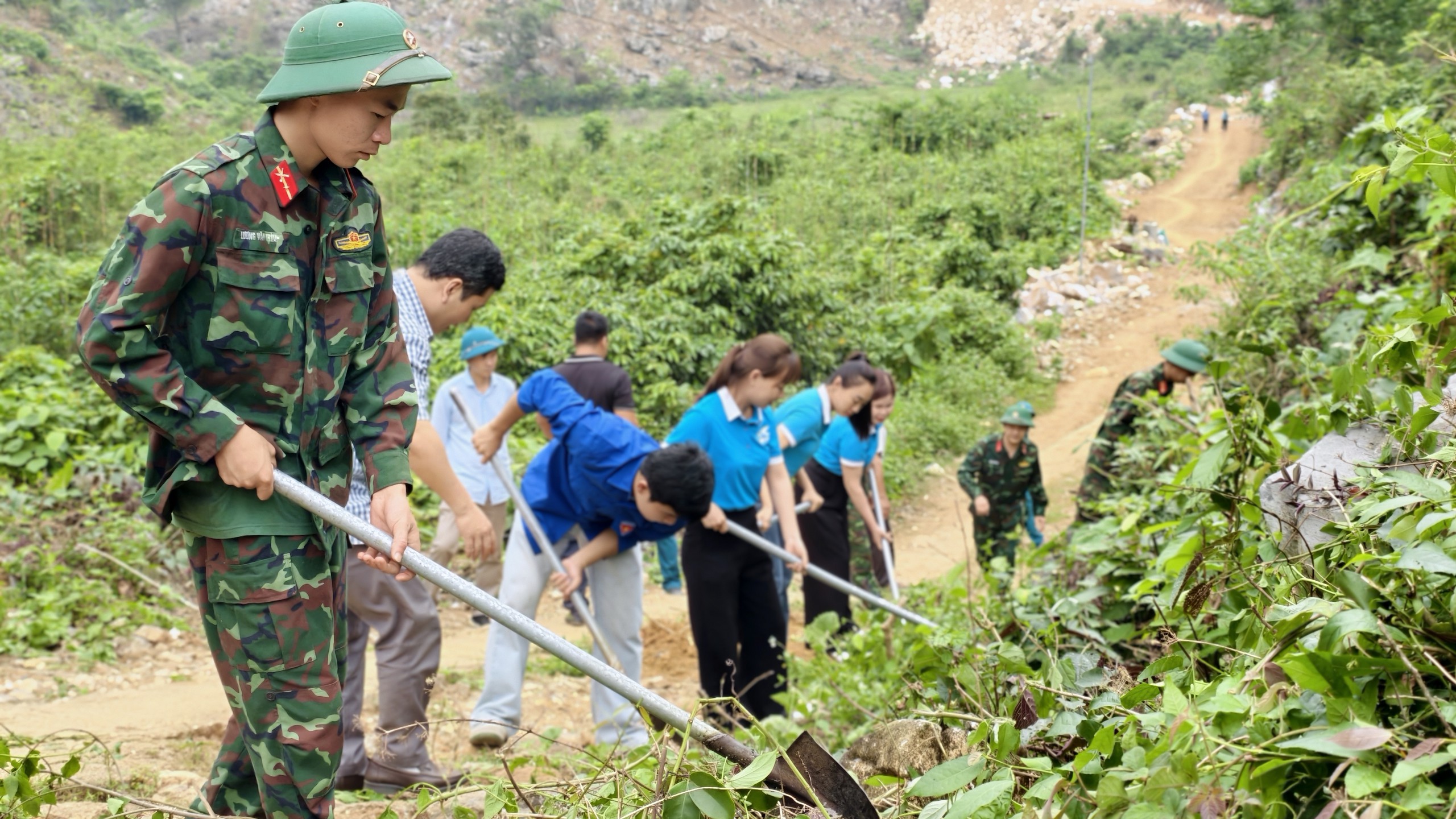 Qu&acirc;n d&acirc;n đồng l&ograve;ng ph&aacute; đ&aacute; mở đường v&agrave;o khu d&acirc;n cư 3 kh&ocirc;ng tại Lạng Sơn- Ảnh 1.