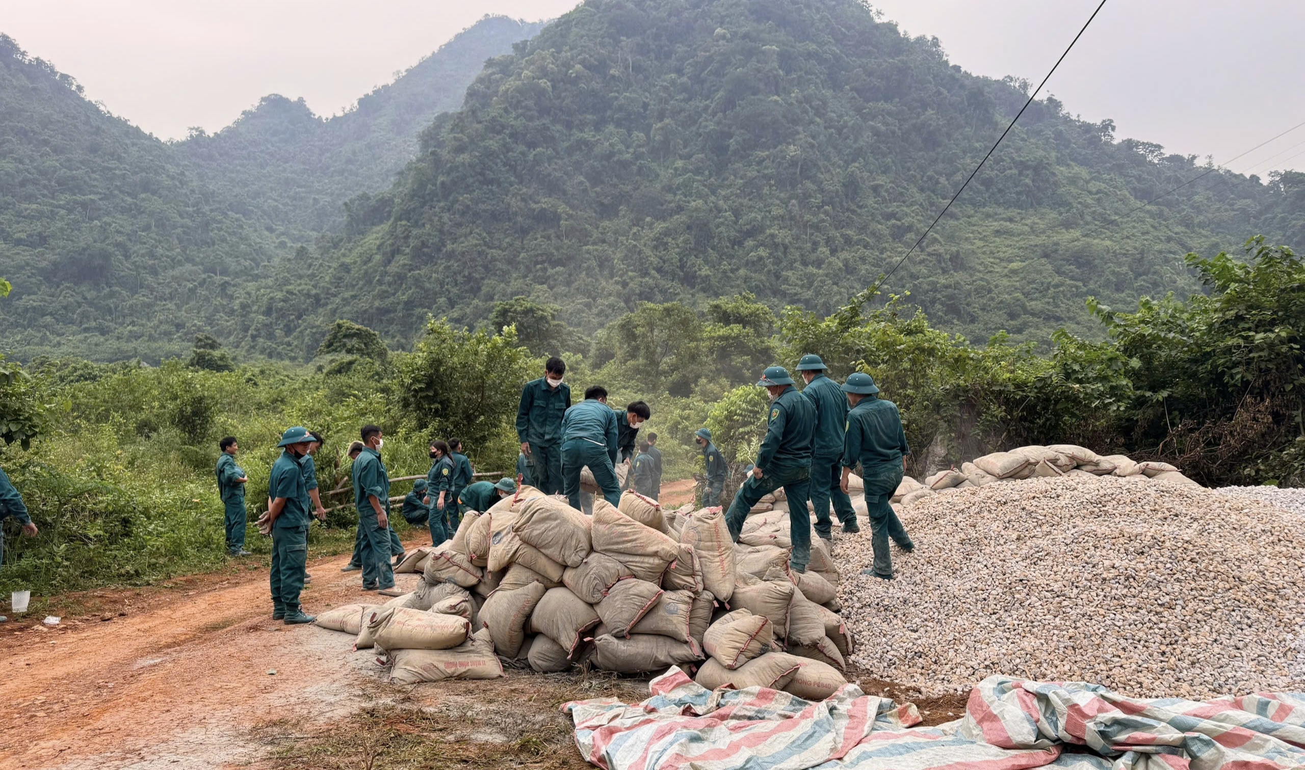 Qu&acirc;n d&acirc;n đồng l&ograve;ng ph&aacute; đ&aacute; mở đường v&agrave;o khu d&acirc;n cư 3 kh&ocirc;ng tại Lạng Sơn- Ảnh 2.
