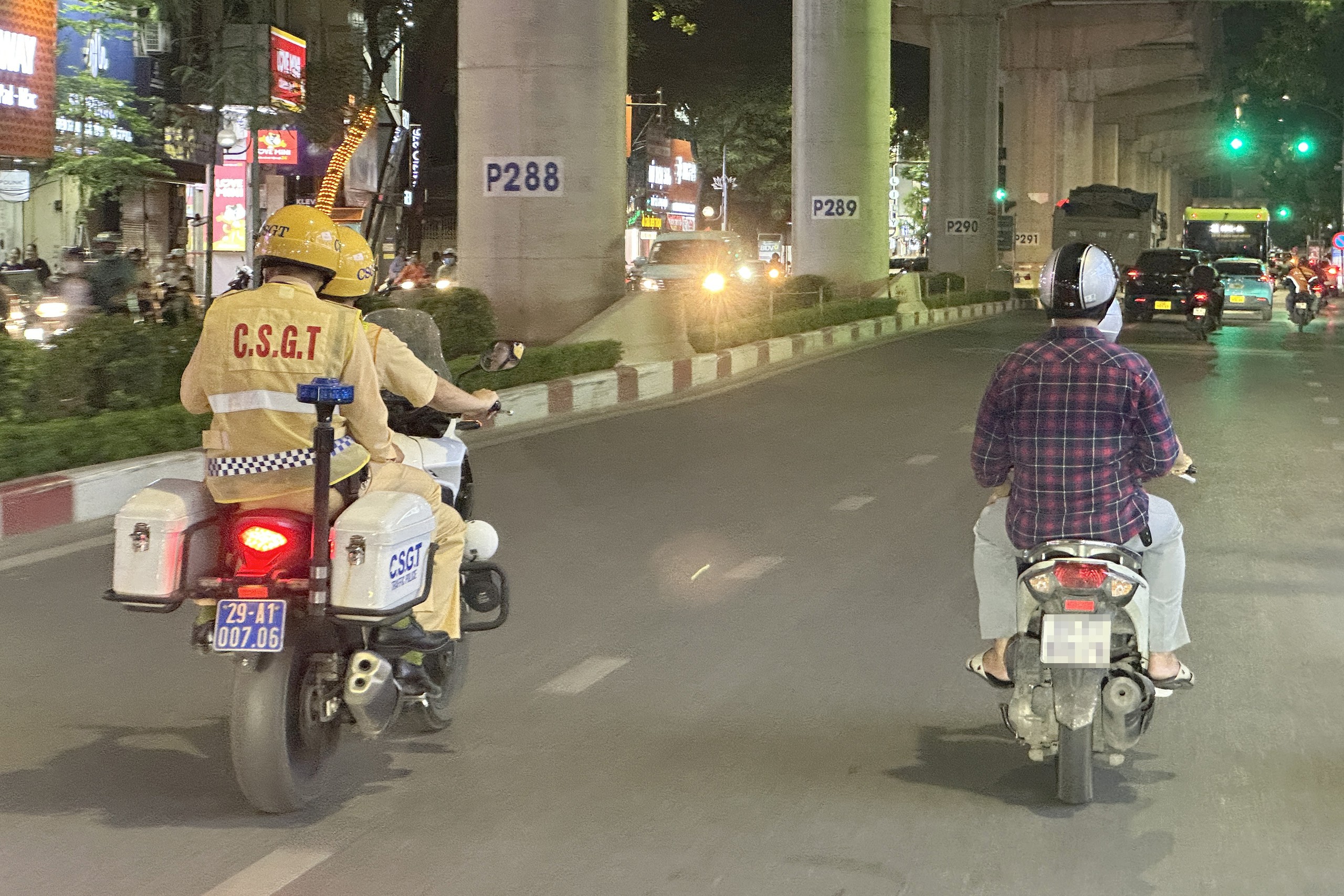 CSGT d&ugrave;ng xe đặc chủng tuần tra đường phố, h&agrave;ng loạt "qu&aacute;i xế" H&agrave; Nội bị tạm giữ xe- Ảnh 2.