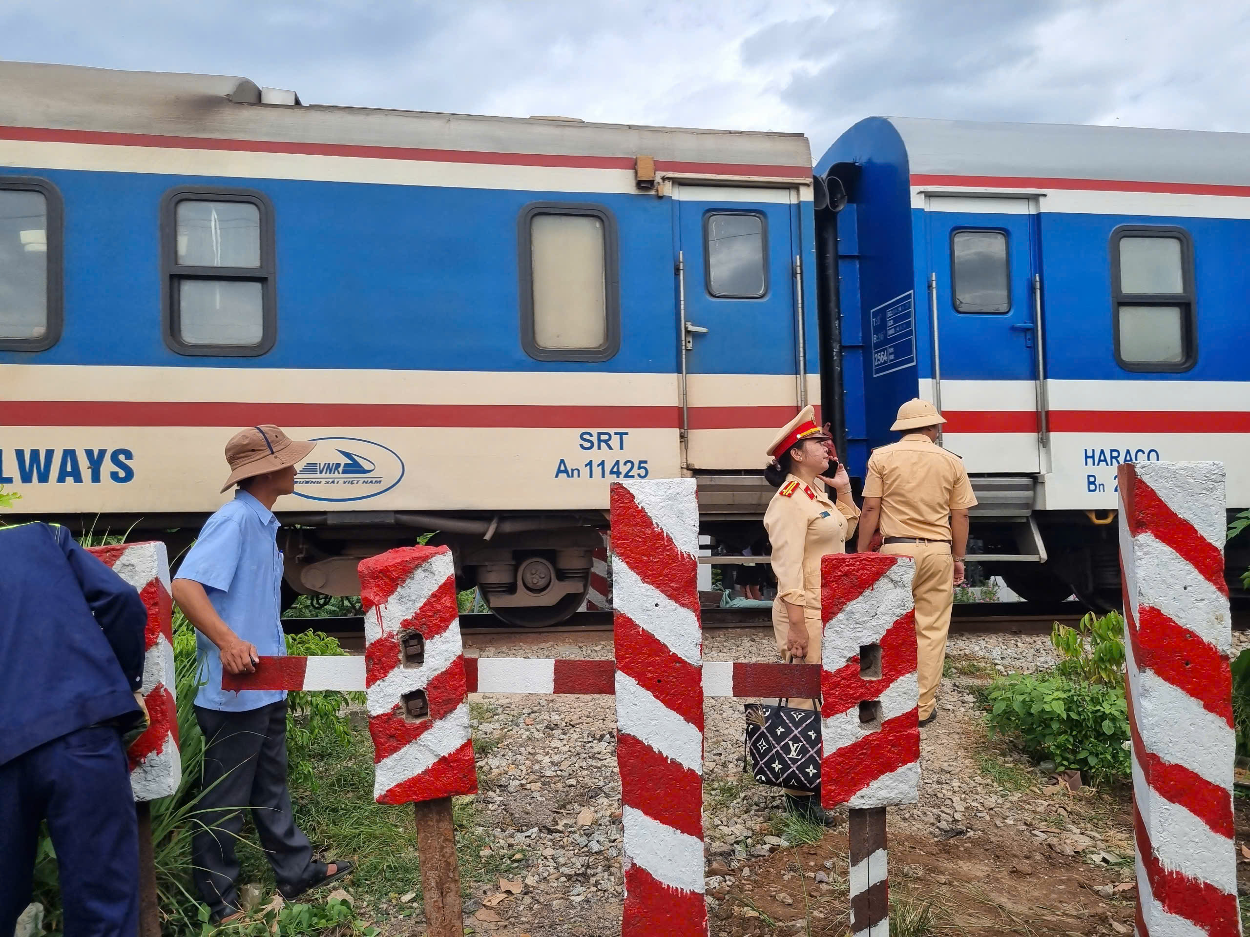 Gia Lai xem x&eacute;t đ&oacute;ng lối đi tự mở qua đường sắt, đầu tư nhiều đường ngang phục vụ đi lại- Ảnh 1.