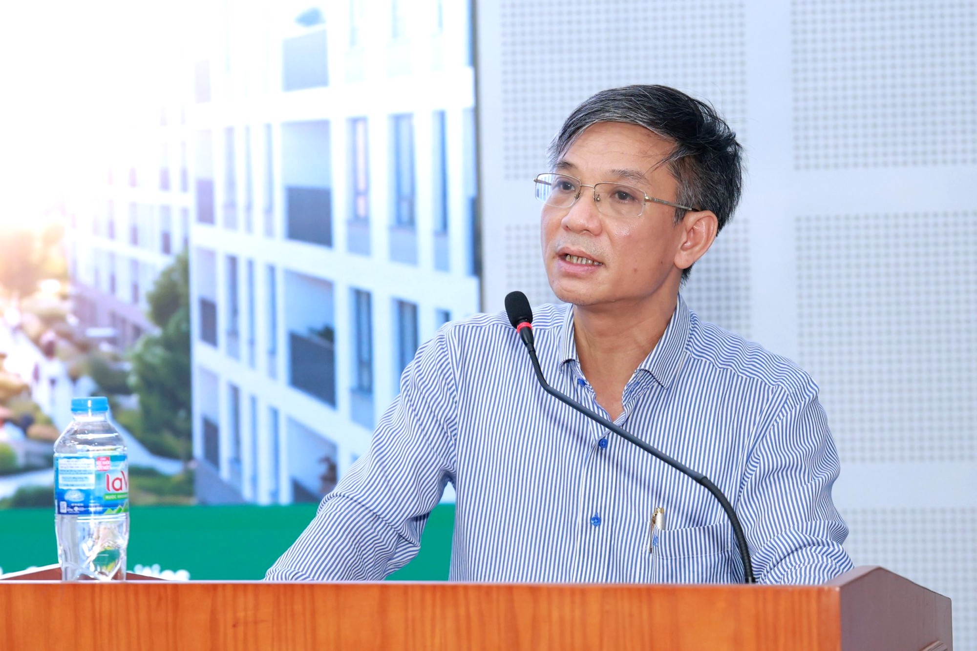 T&igrave;m giải ph&aacute;p ph&aacute;t triển nh&agrave; ở x&atilde; hội ph&aacute;t thải c&aacute;c-bon thấp - Ảnh 1.