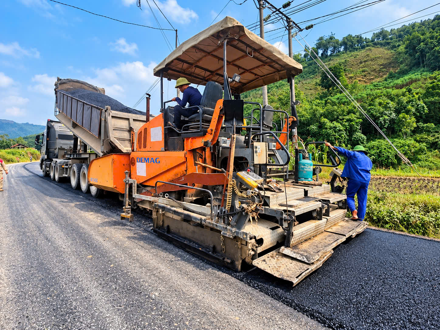 Bổ sung nh&agrave; thầu, tăng tốc thi c&ocirc;ng, tỉnh lộ 160 qua L&agrave;o Cai thảm nhựa mặt đường trước Tết- Ảnh 4.