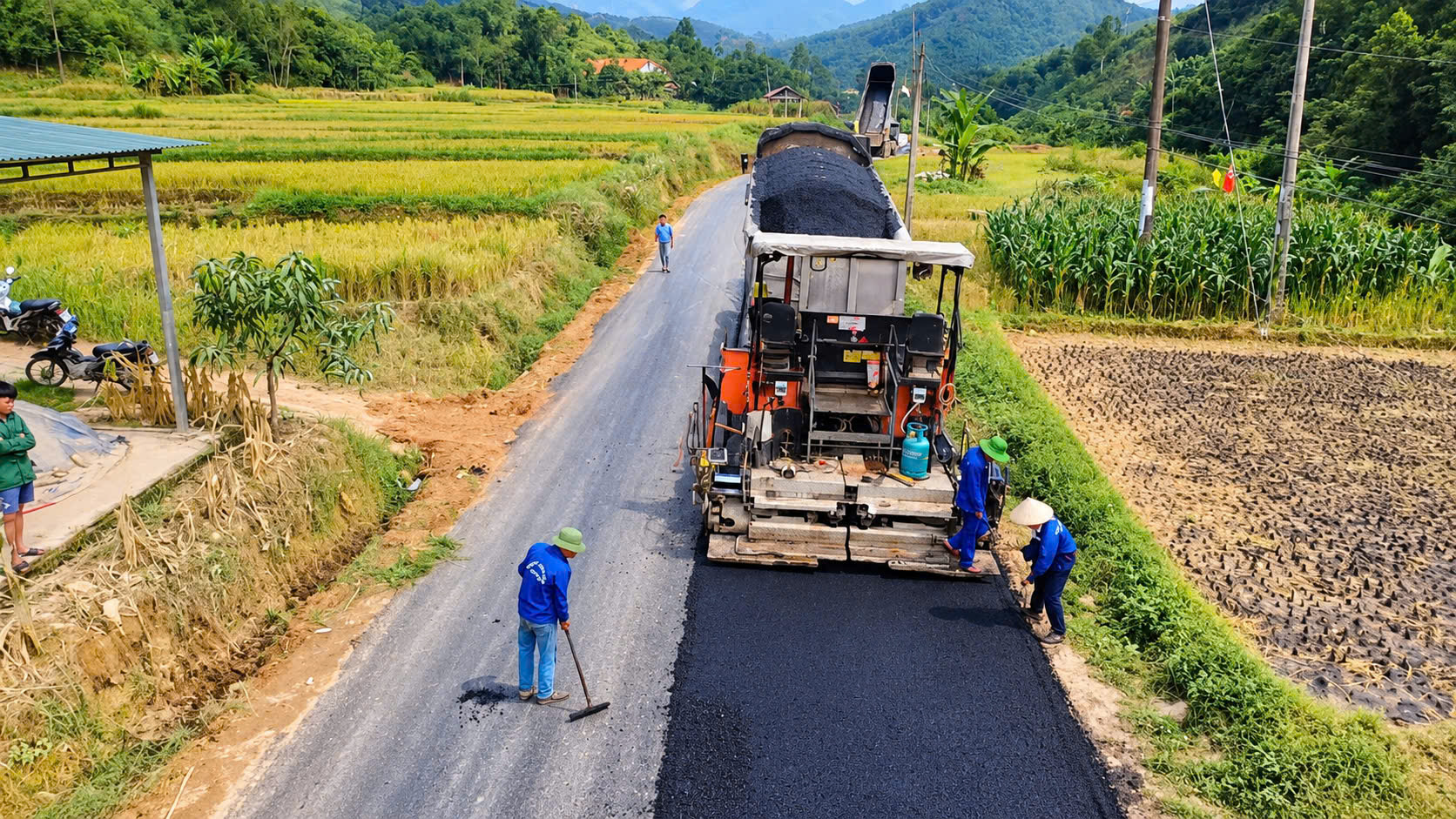 Bổ sung nh&agrave; thầu, tăng tốc thi c&ocirc;ng, tỉnh lộ 160 qua L&agrave;o Cai thảm nhựa mặt đường trước Tết- Ảnh 5.