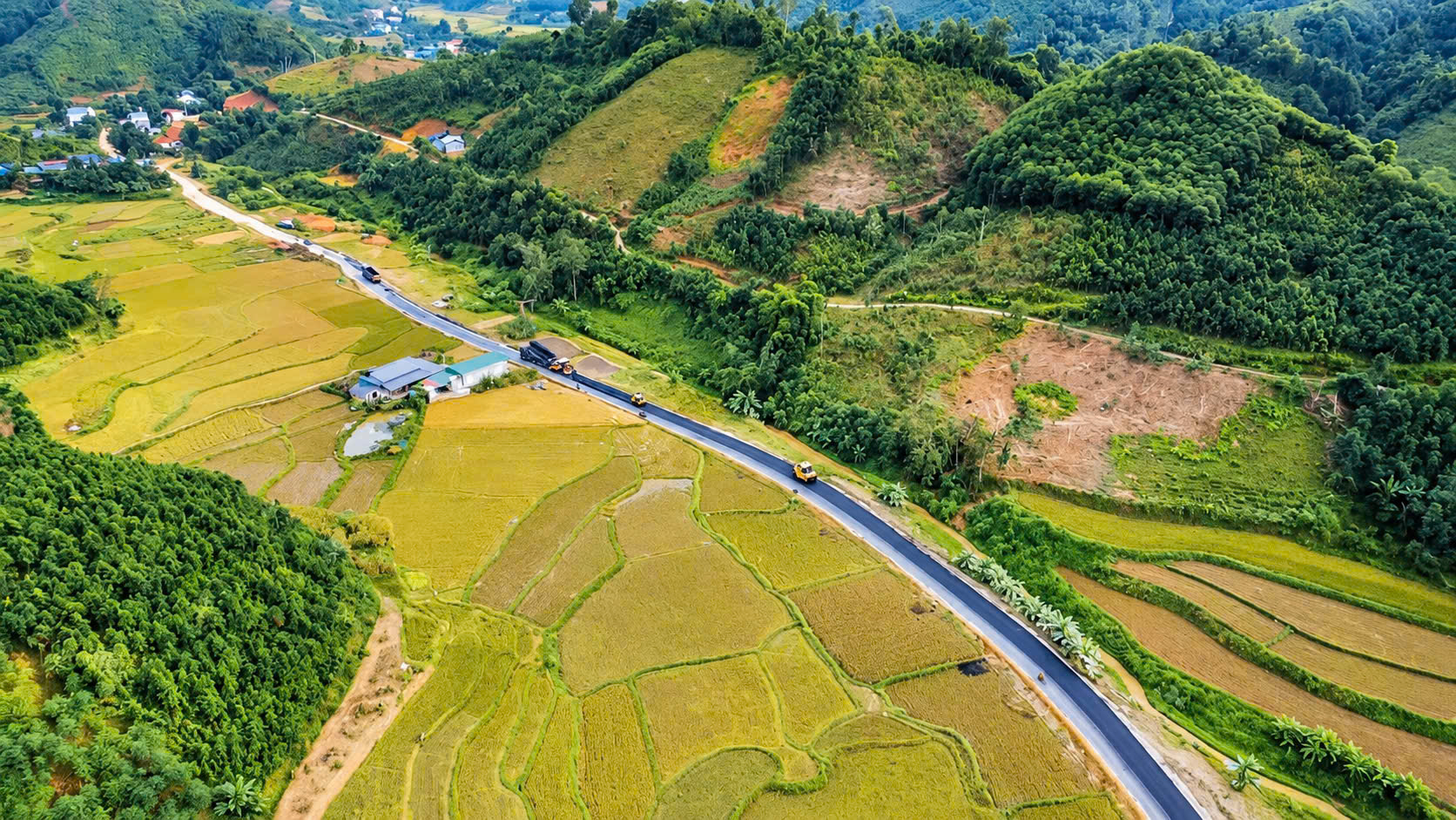 Bổ sung nh&agrave; thầu, tăng tốc thi c&ocirc;ng, tỉnh lộ 160 qua L&agrave;o Cai thảm nhựa mặt đường trước Tết- Ảnh 6.