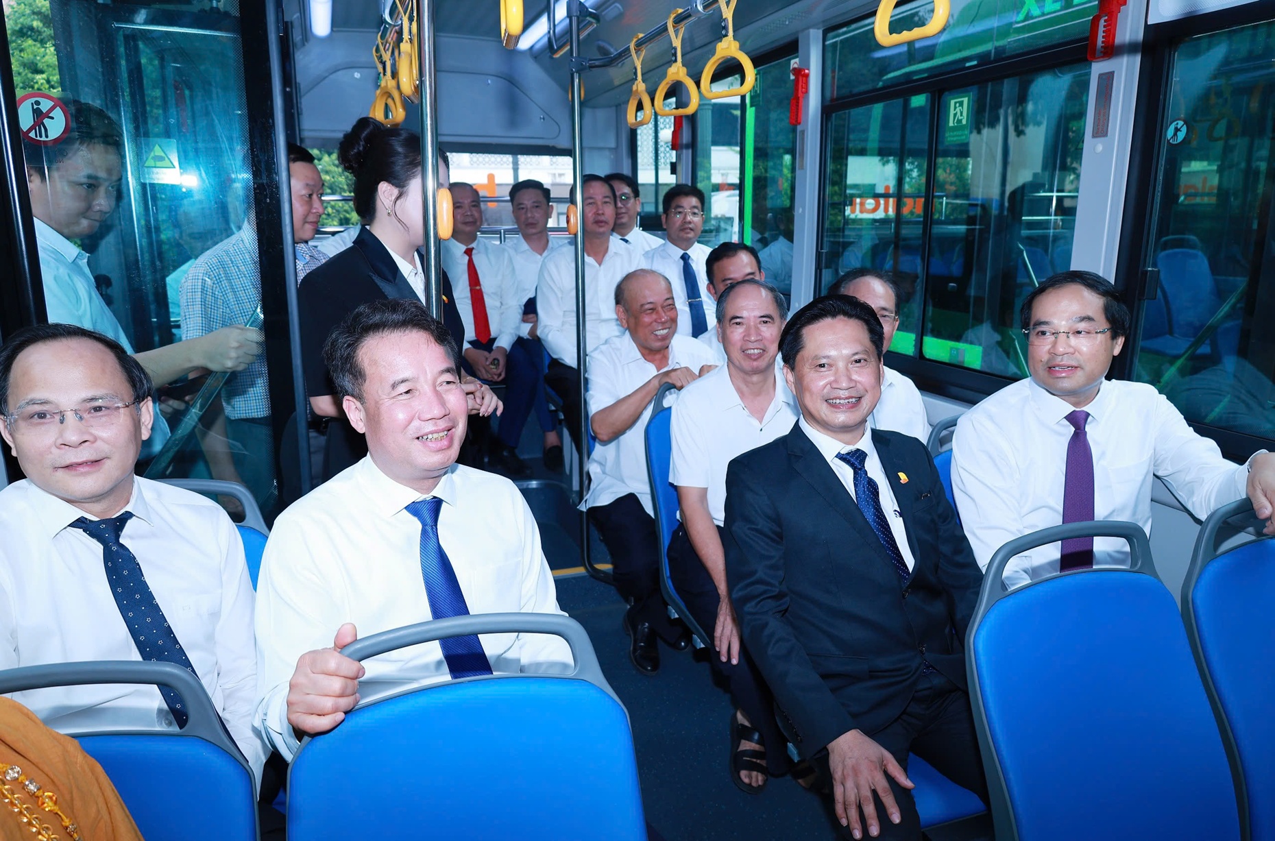 Thái Nguyên đưa vào hoạt động tuyến xe buýt điện đầu tiên - Ảnh 2.