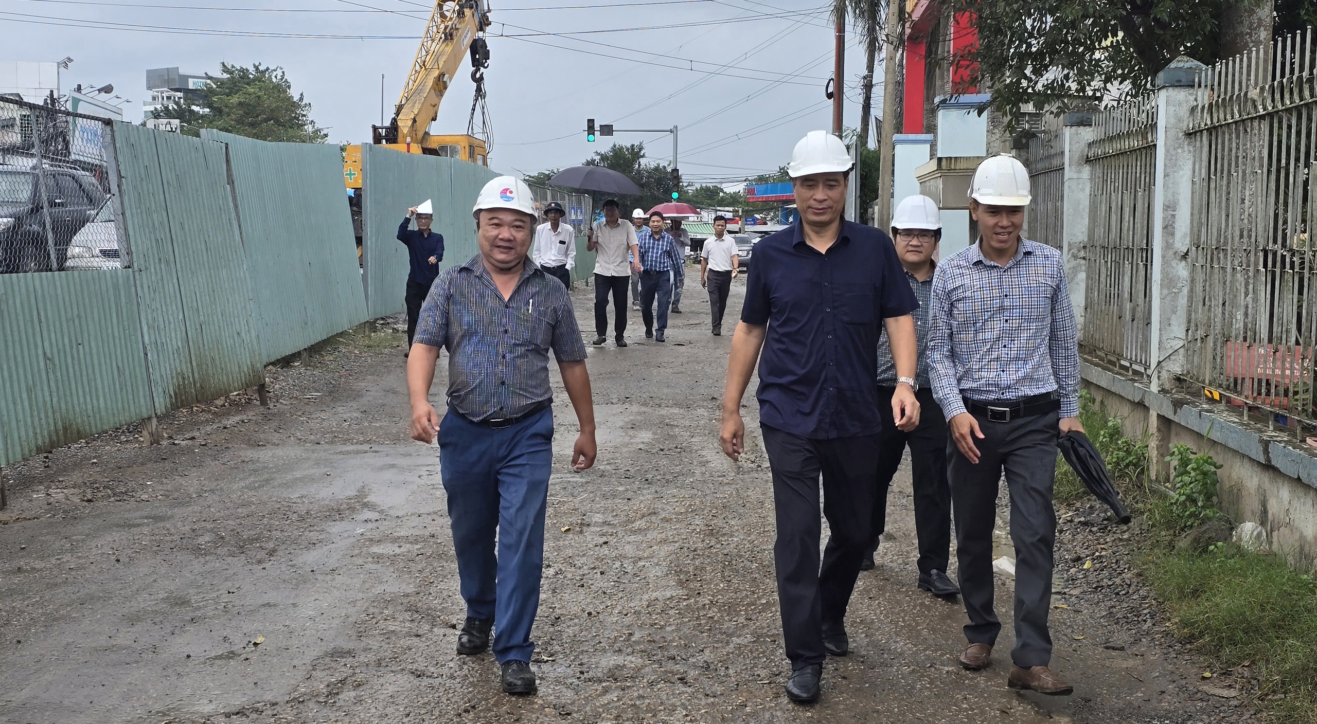 Thứ trưởng Phạm Minh H&agrave; y&ecirc;u cầu xử l&yacute; dứt điểm mặt bằng, th&uacute;c tiến độ dự &aacute;n- Ảnh 1.