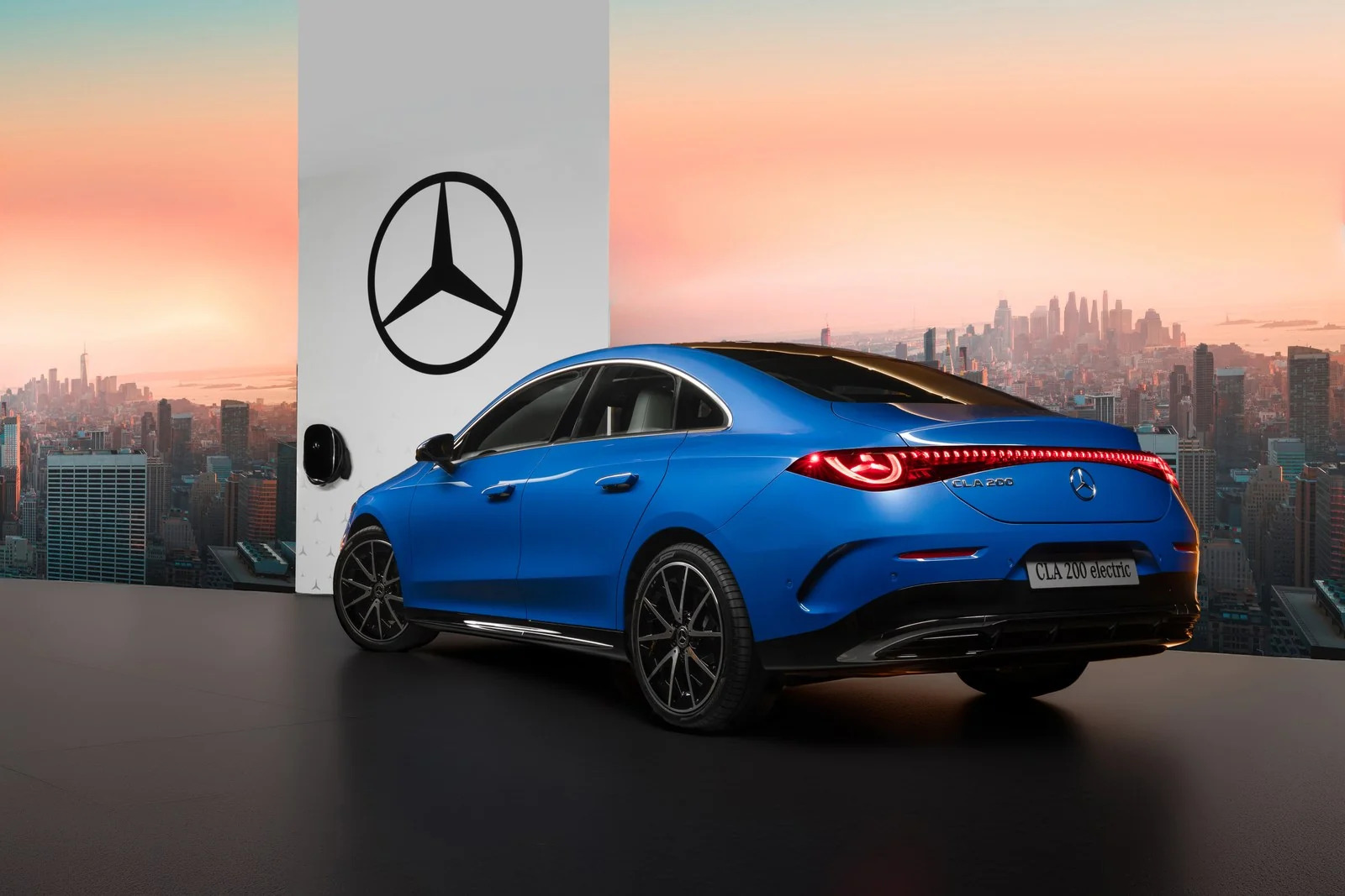 Mercesdes-benz ra mắt loạt sản phẩm điện hóa mới - Ảnh 15.