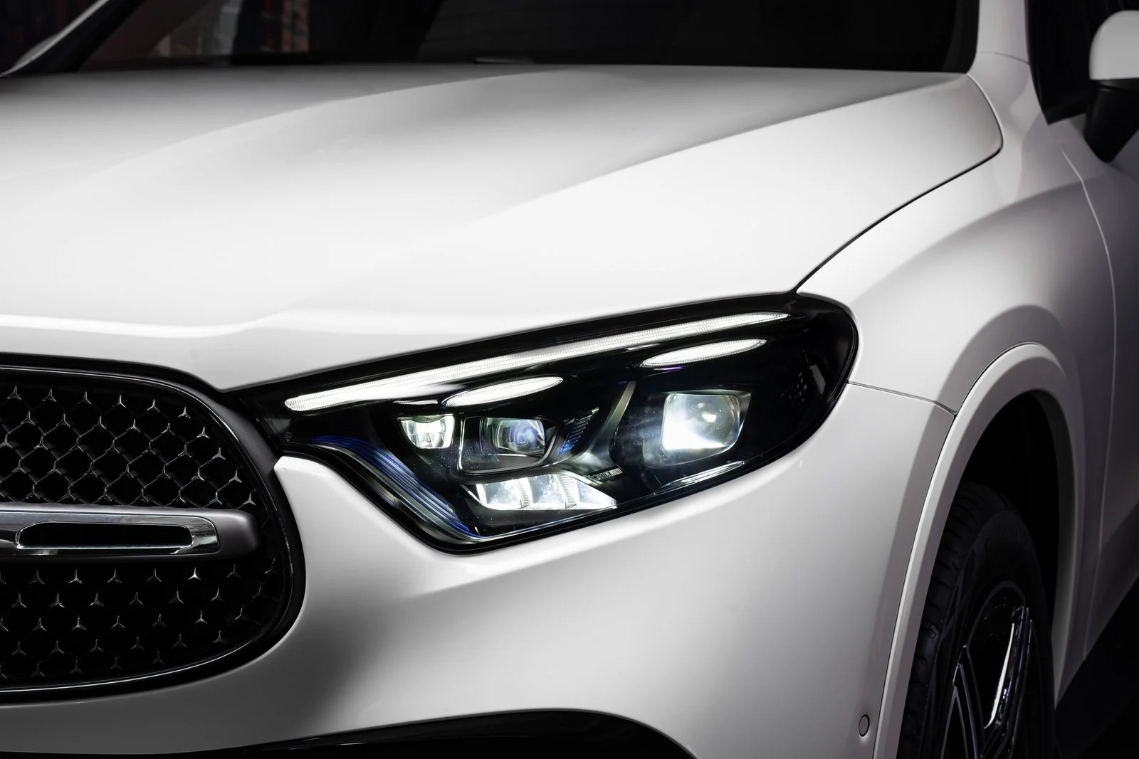 Mercesdes-benz ra mắt loạt sản phẩm điện hóa mới - Ảnh 6.