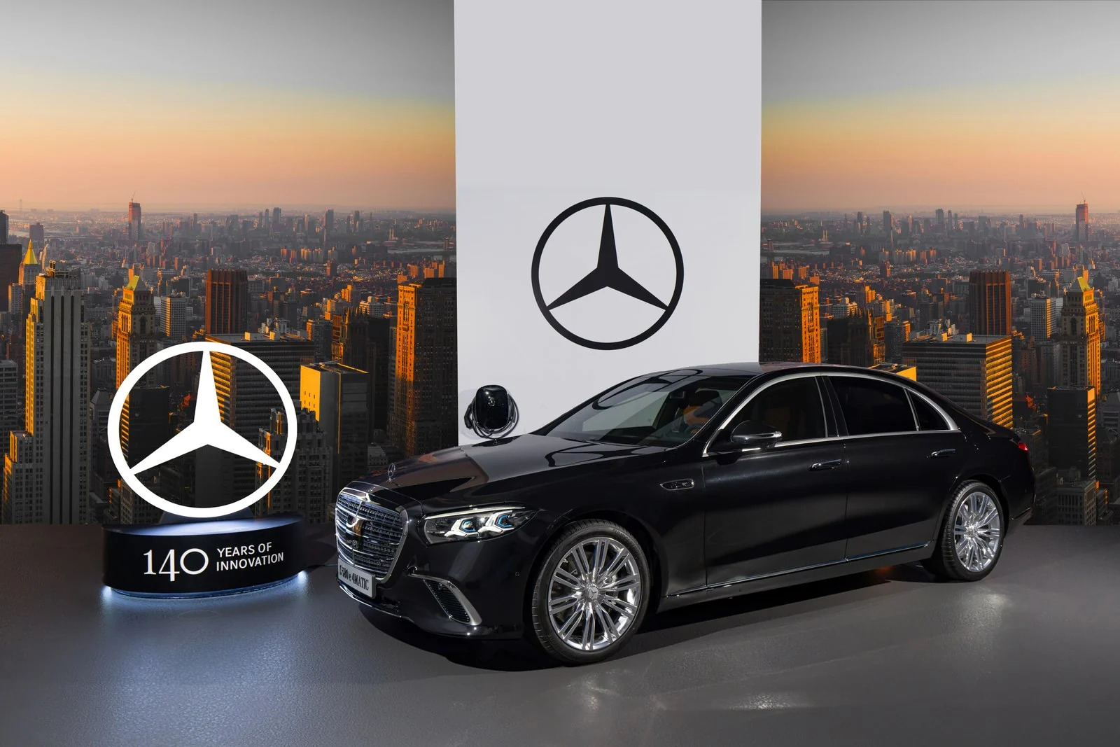 Mercesdes-benz ra mắt loạt sản phẩm điện hóa mới - Ảnh 13.