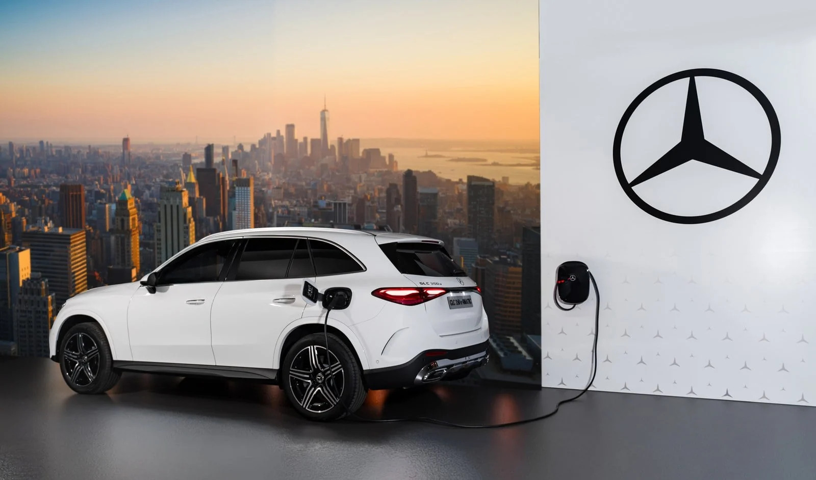Mercesdes-benz ra mắt loạt sản phẩm điện hóa mới - Ảnh 4.