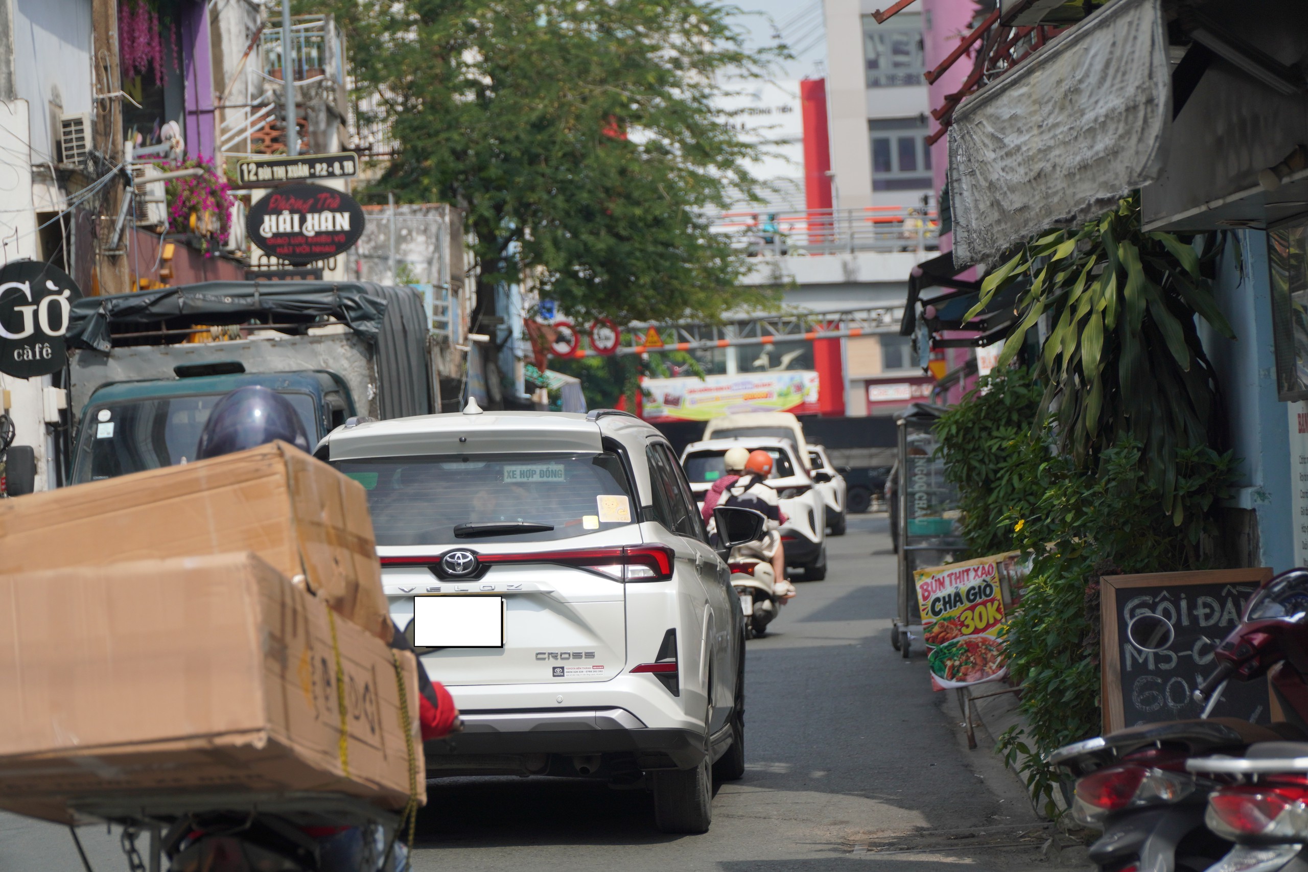 T&agrave;i xế c&ograve;n l&uacute;ng t&uacute;ng ng&agrave;y đầu tổ chức lại giao th&ocirc;ng quanh s&acirc;n bay T&acirc;n Sơn Nhất- Ảnh 4.