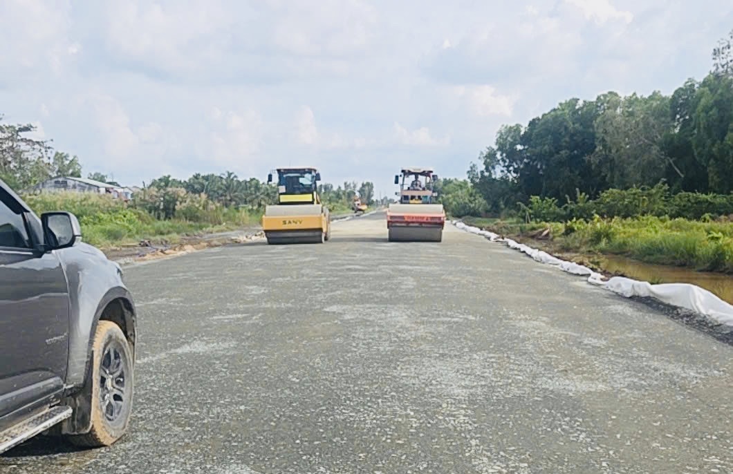 61 ngày đêm đẩy nhanh tiến độ thi công đường Hồ Chí Minh qua tỉnh An Giang- Ảnh 2.