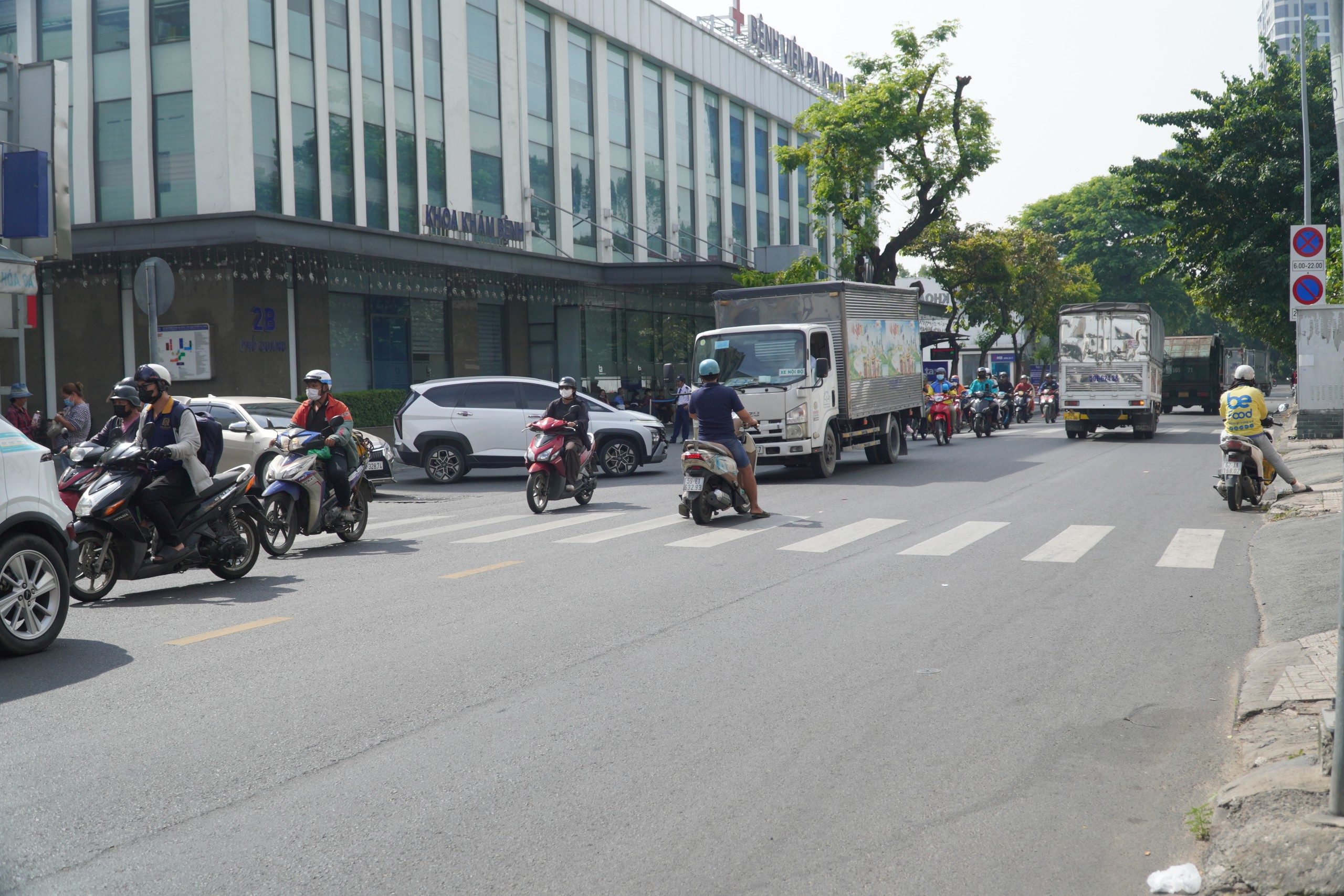 T&agrave;i xế c&ograve;n l&uacute;ng t&uacute;ng ng&agrave;y đầu tổ chức lại giao th&ocirc;ng quanh s&acirc;n bay T&acirc;n Sơn Nhất- Ảnh 3.