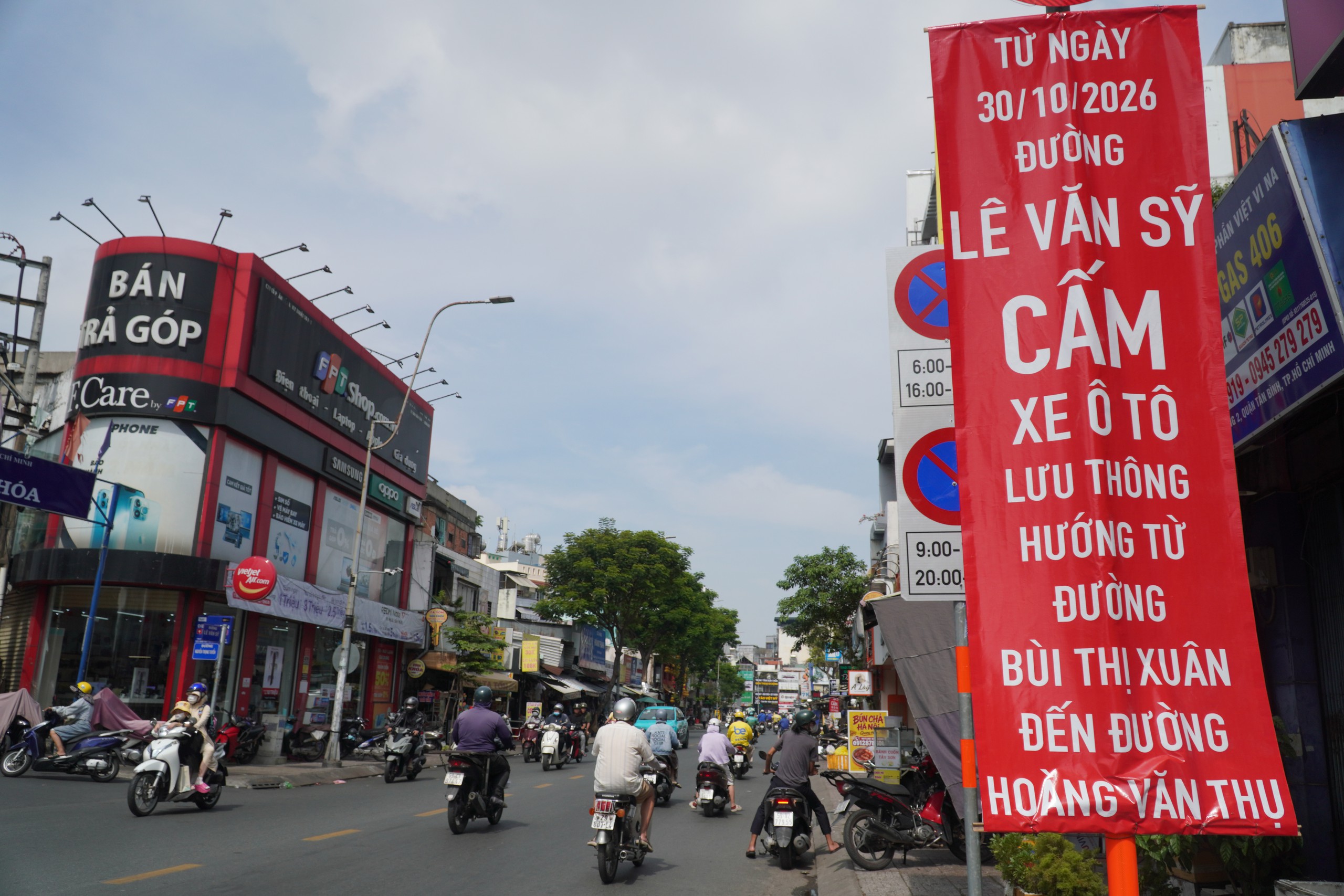 T&agrave;i xế c&ograve;n l&uacute;ng t&uacute;ng ng&agrave;y đầu tổ chức lại giao th&ocirc;ng quanh s&acirc;n bay T&acirc;n Sơn Nhất- Ảnh 2.
